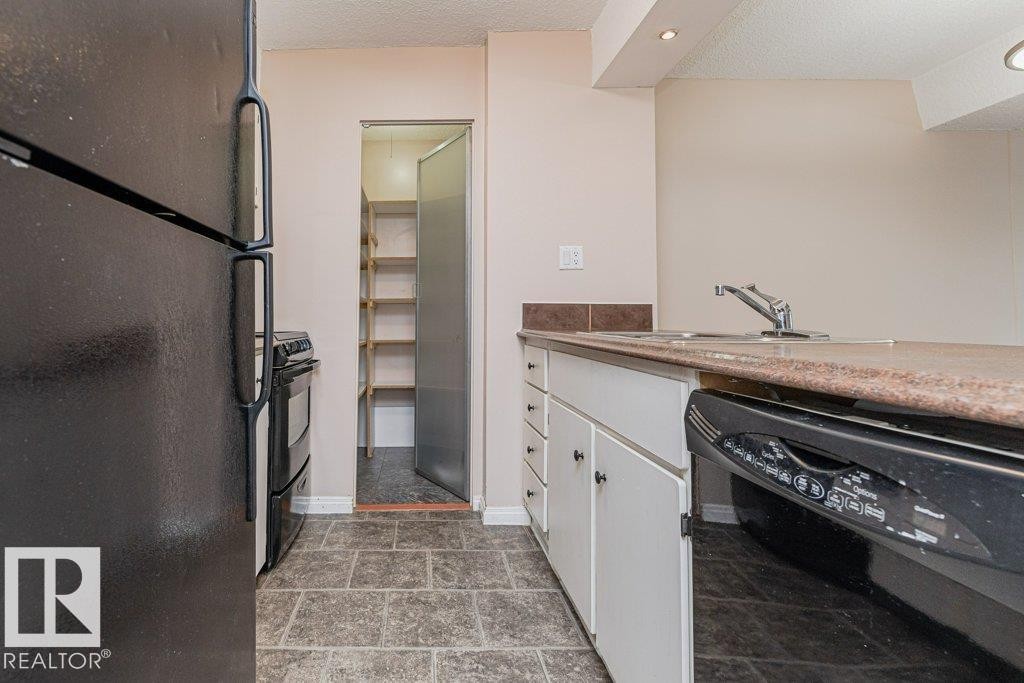 #327 10160 114 St Nw, Edmonton, AB - Indoor Photo Showing Kitchen
