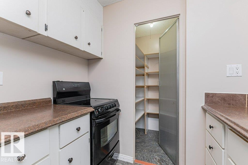 #327 10160 114 St Nw, Edmonton, AB - Indoor Photo Showing Kitchen