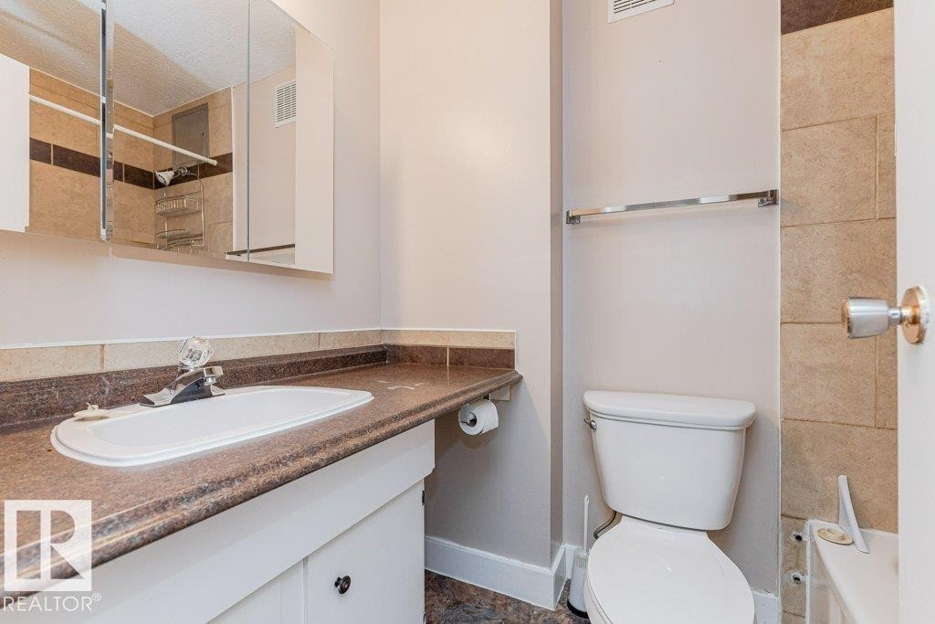 #327 10160 114 St Nw, Edmonton, AB - Indoor Photo Showing Bathroom