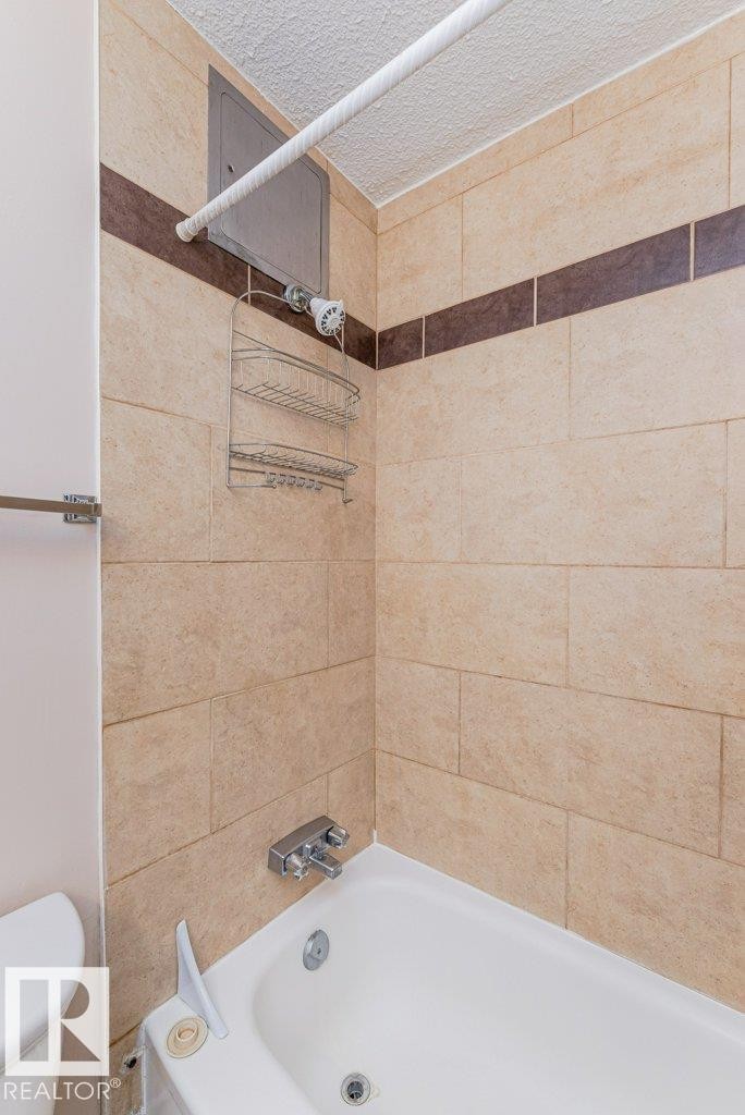 #327 10160 114 St Nw, Edmonton, AB - Indoor Photo Showing Bathroom