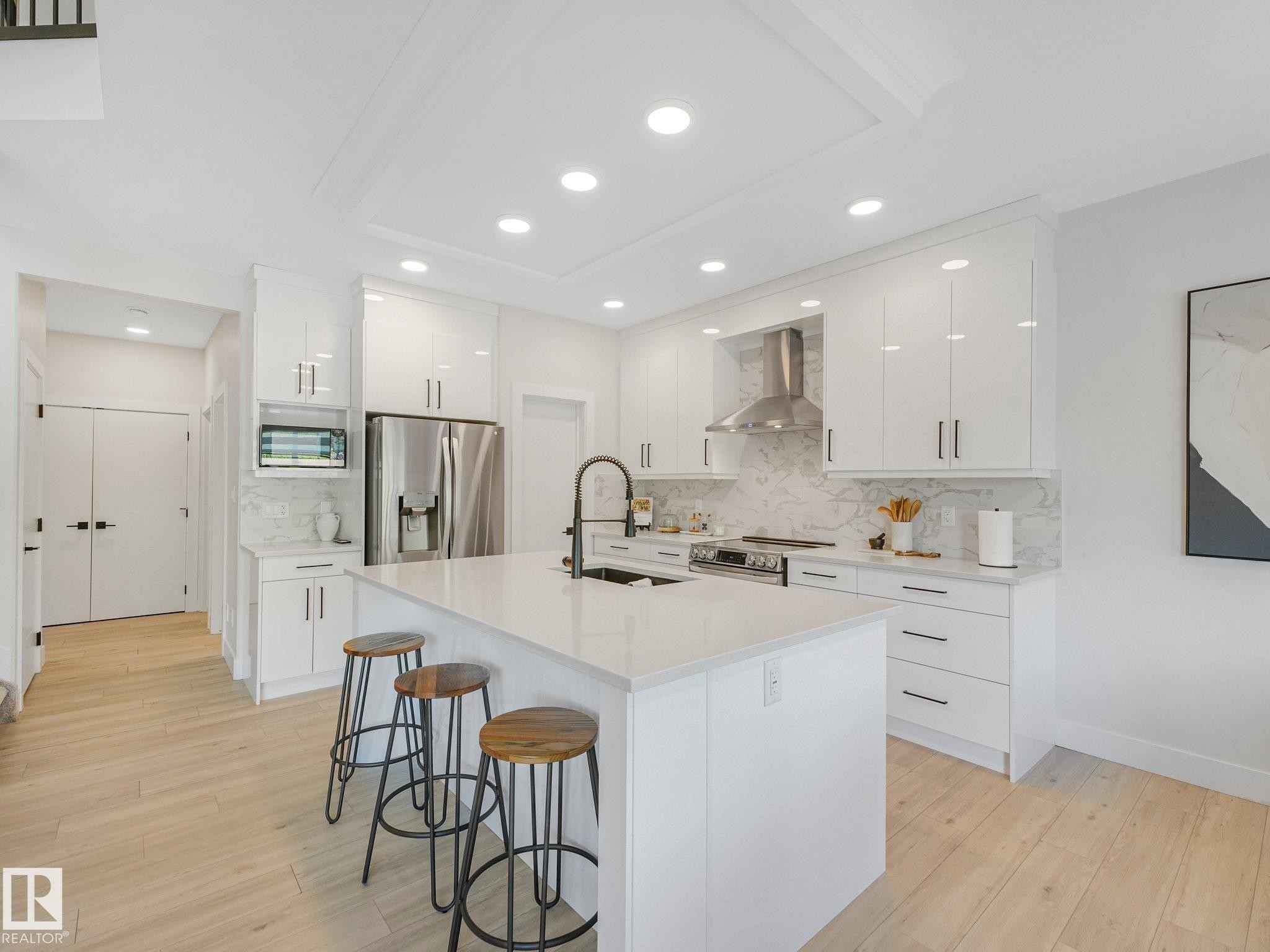 1214 Eaton Lane Nw, Edmonton, AB - Indoor Photo Showing Kitchen With Upgraded Kitchen