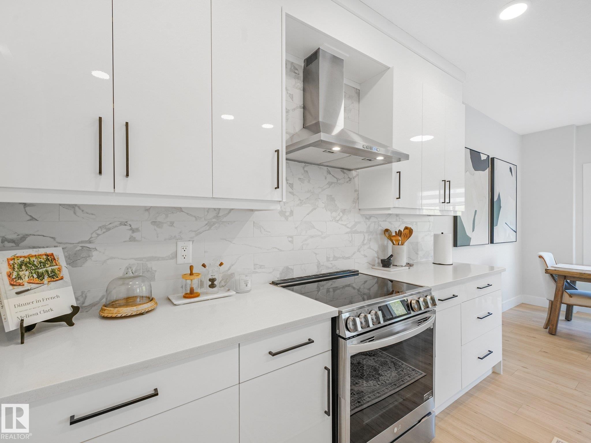1214 Eaton Lane Nw, Edmonton, AB - Indoor Photo Showing Kitchen With Upgraded Kitchen