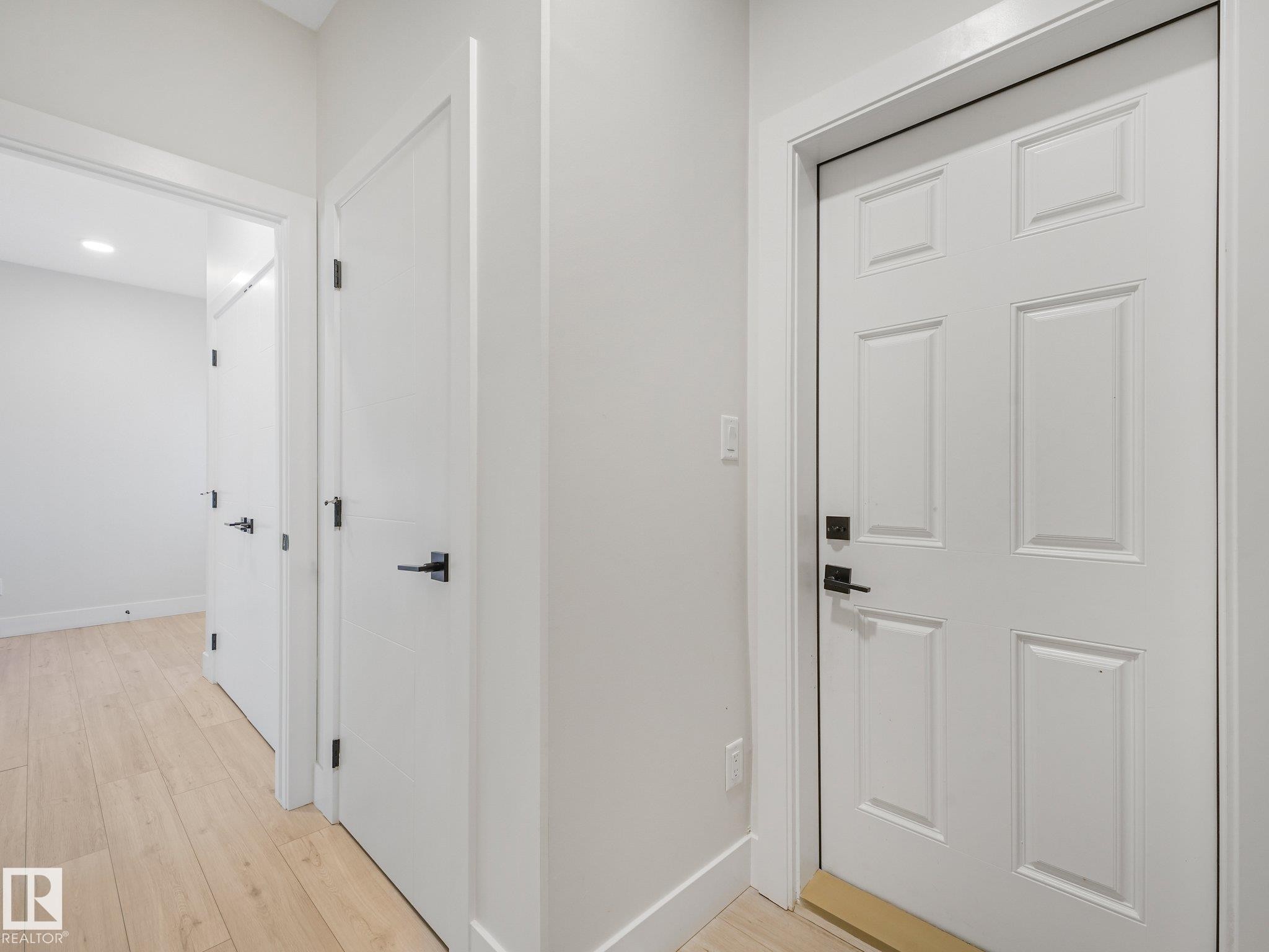 1214 Eaton Lane Nw, Edmonton, AB - Indoor Photo Showing Other Room