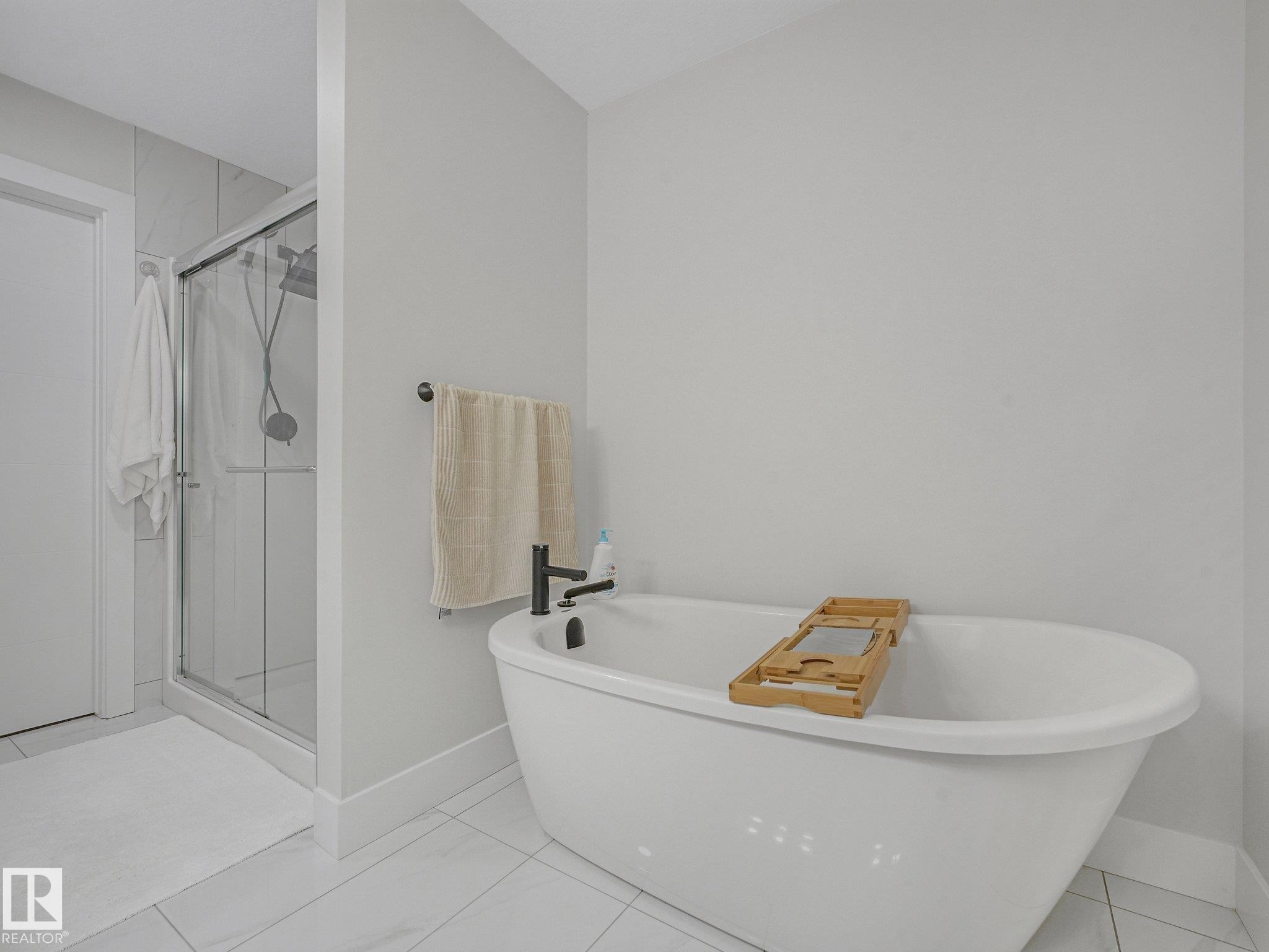1214 Eaton Lane Nw, Edmonton, AB - Indoor Photo Showing Bathroom