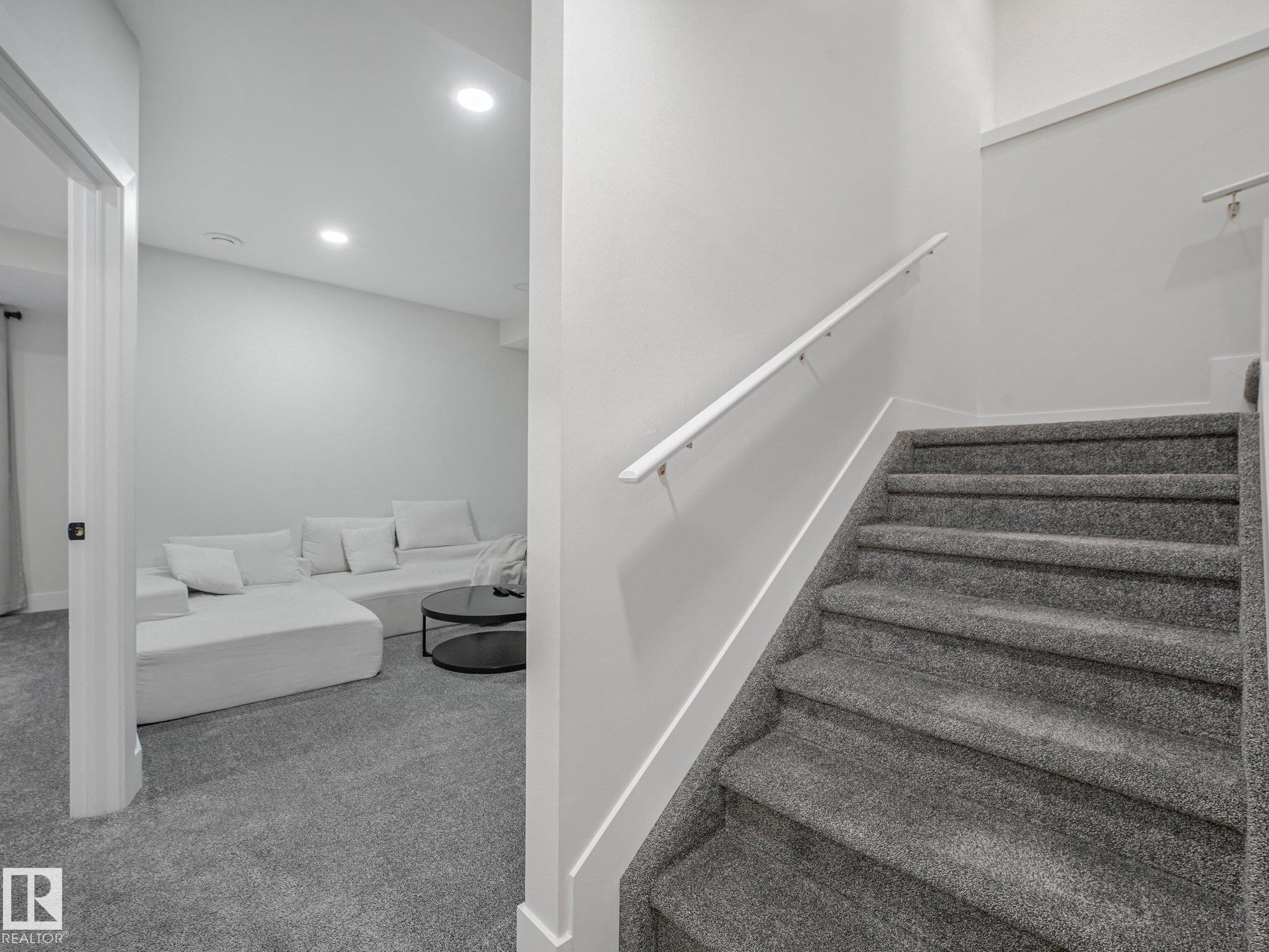 1214 Eaton Lane Nw, Edmonton, AB - Indoor Photo Showing Other Room