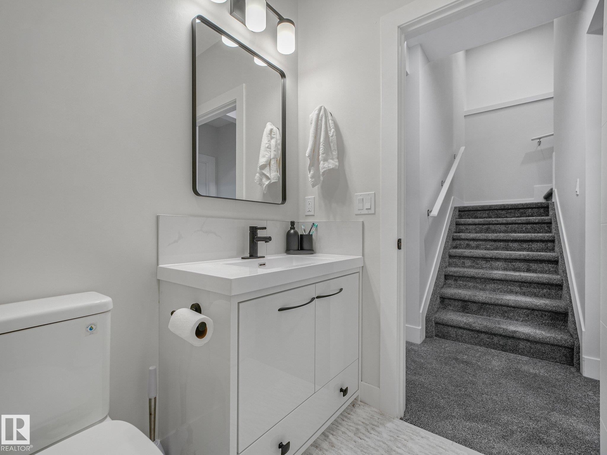 1214 Eaton Lane Nw, Edmonton, AB - Indoor Photo Showing Bathroom