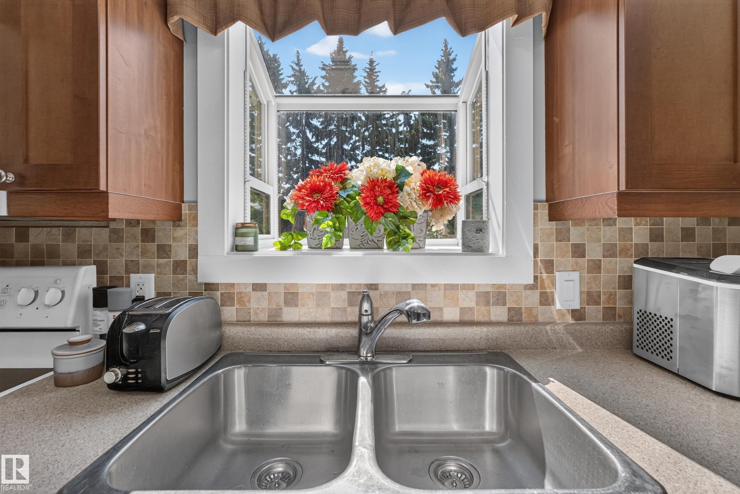 50120 Rge Rd 270, Rural Leduc County, AB - Indoor Photo Showing Kitchen With Double Sink