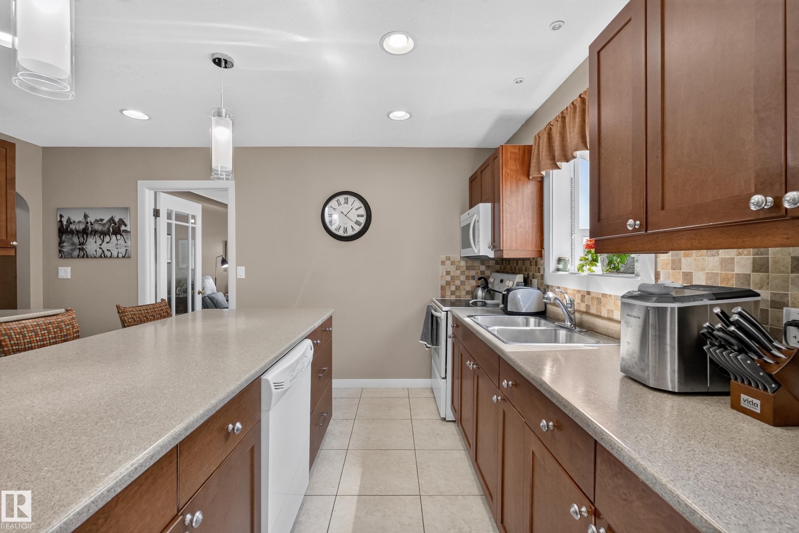 50120 Rge Rd 270, Rural Leduc County, AB - Indoor Photo Showing Kitchen With Double Sink