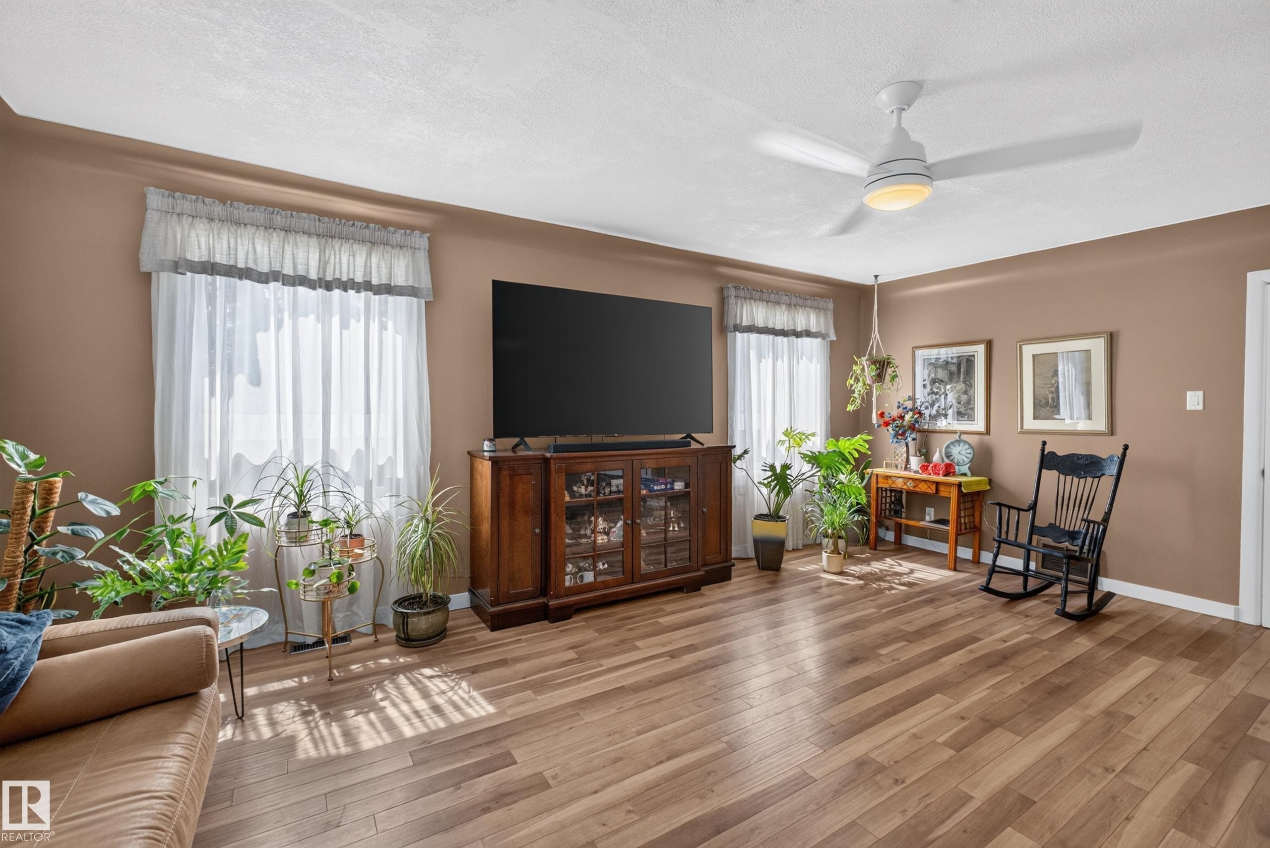 50120 Rge Rd 270, Rural Leduc County, AB - Indoor Photo Showing Living Room