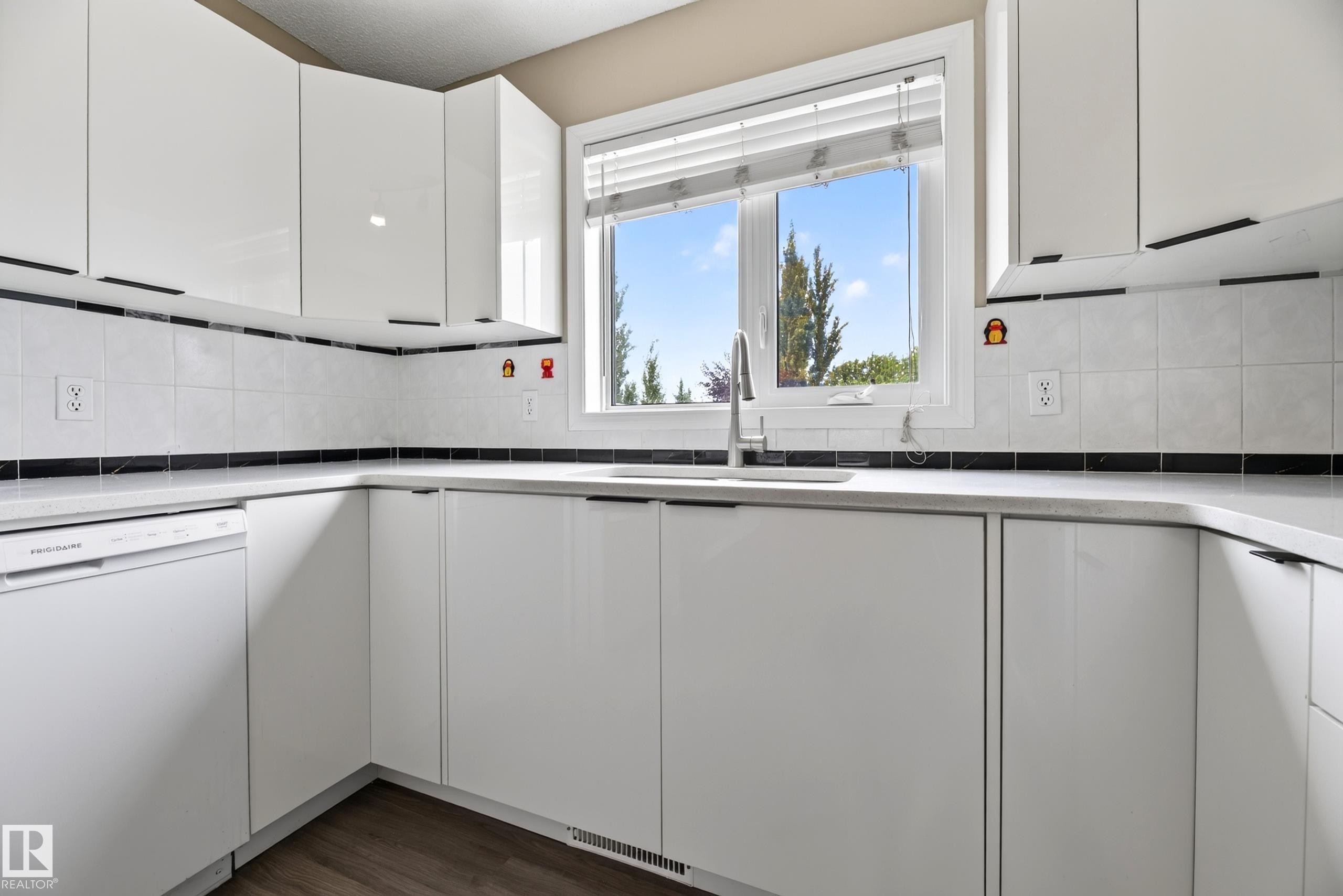 1906 65 Street Nw, Edmonton, AB - Indoor Photo Showing Kitchen