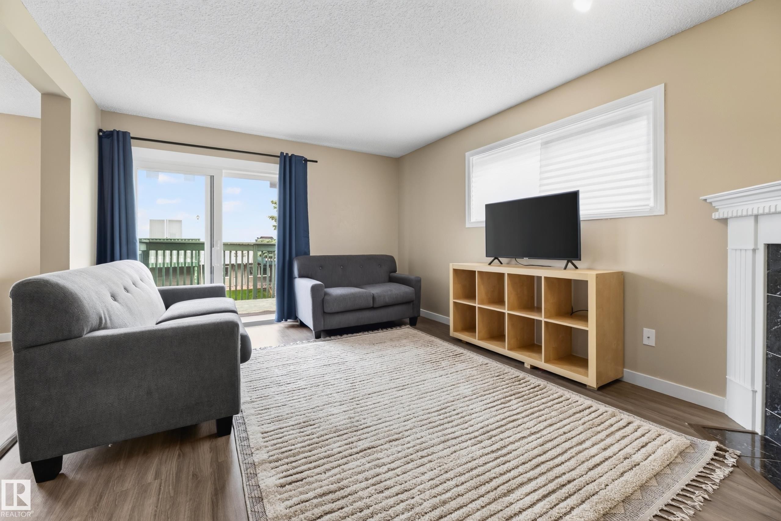 1906 65 Street Nw, Edmonton, AB - Indoor Photo Showing Living Room