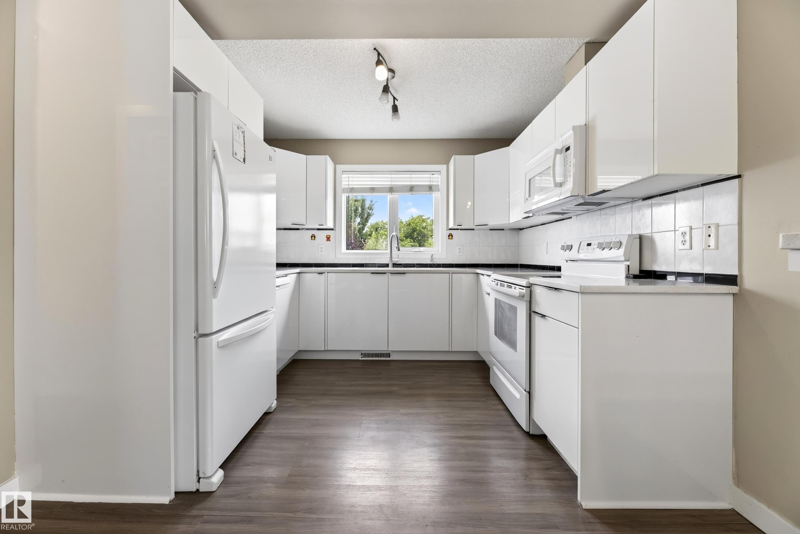1906 65 Street Nw, Edmonton, AB - Indoor Photo Showing Kitchen