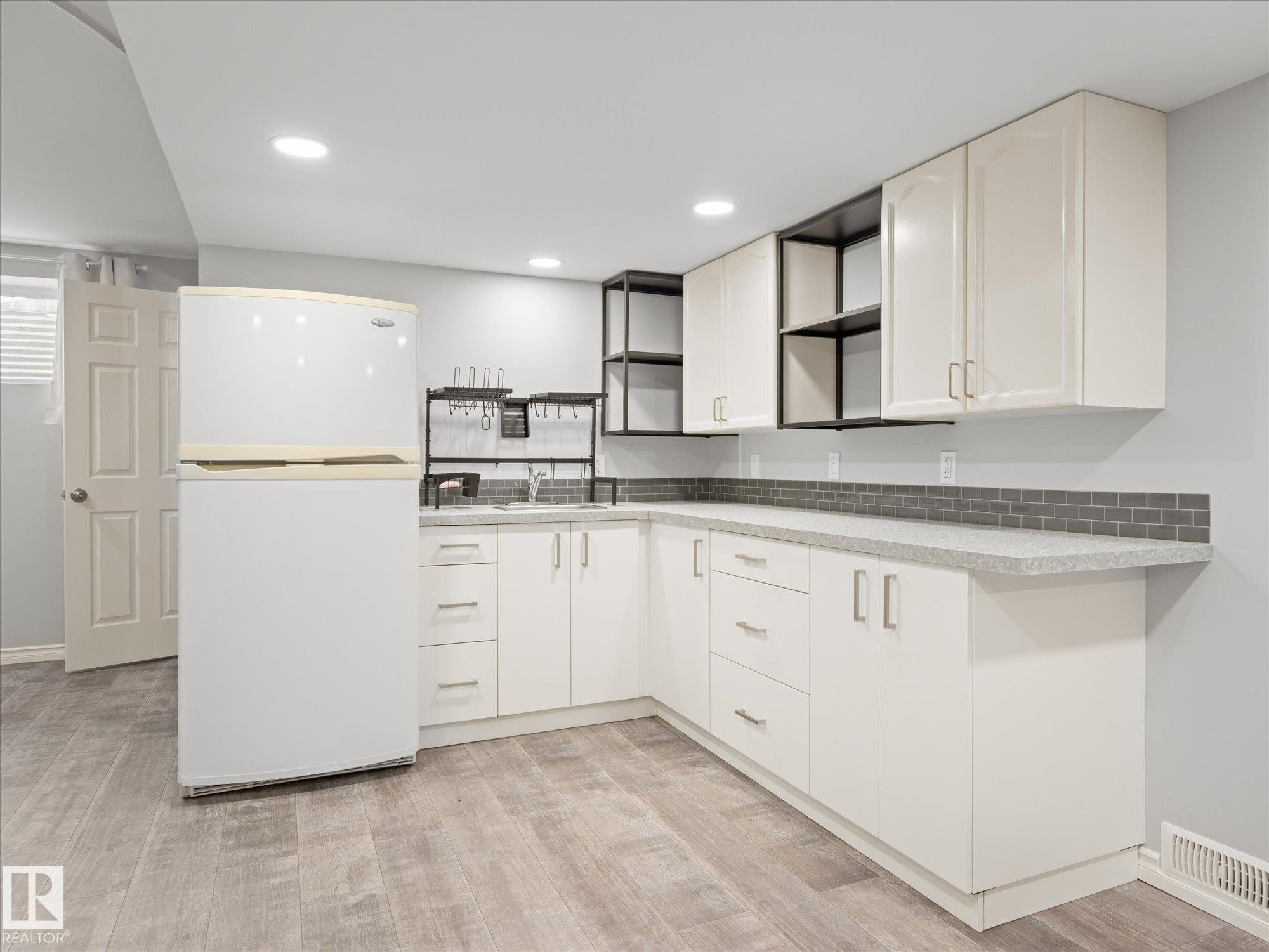 103 South Creek Wynd, Stony Plain, AB - Indoor Photo Showing Kitchen