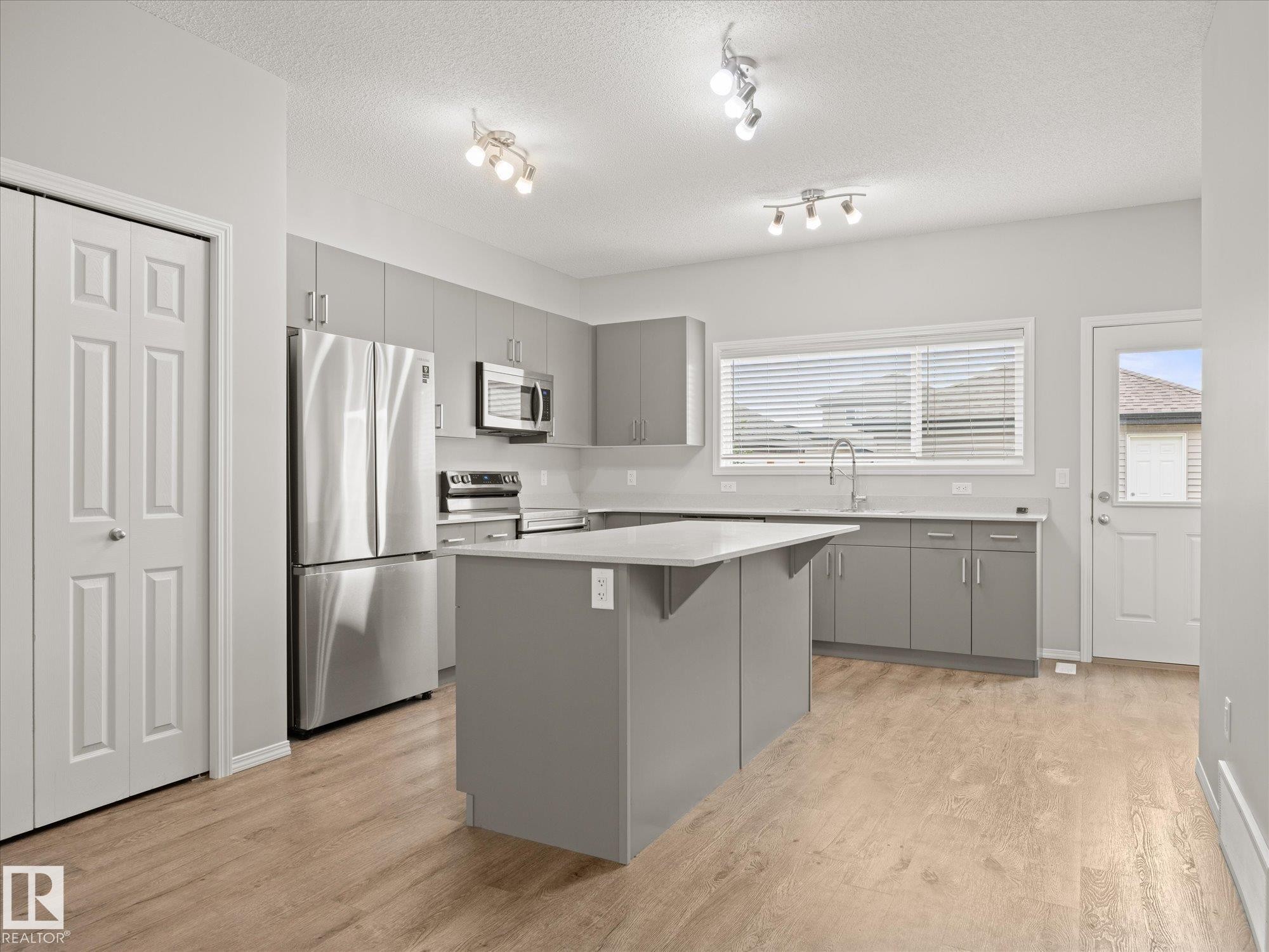 103 South Creek Wynd, Stony Plain, AB - Indoor Photo Showing Kitchen With Upgraded Kitchen