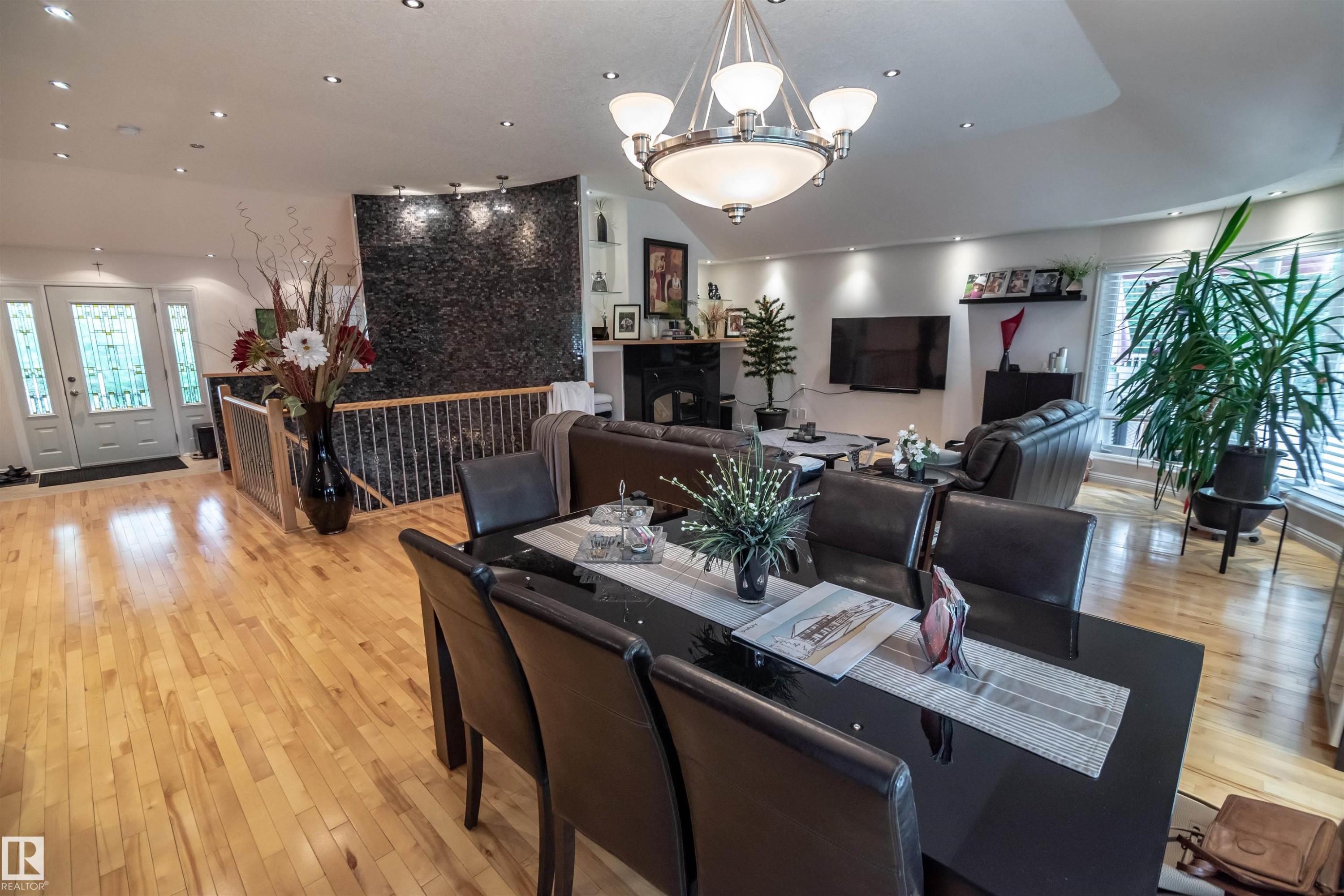 5631 49 Street, Rural Lac Ste. Anne County, AB - Indoor With Fireplace