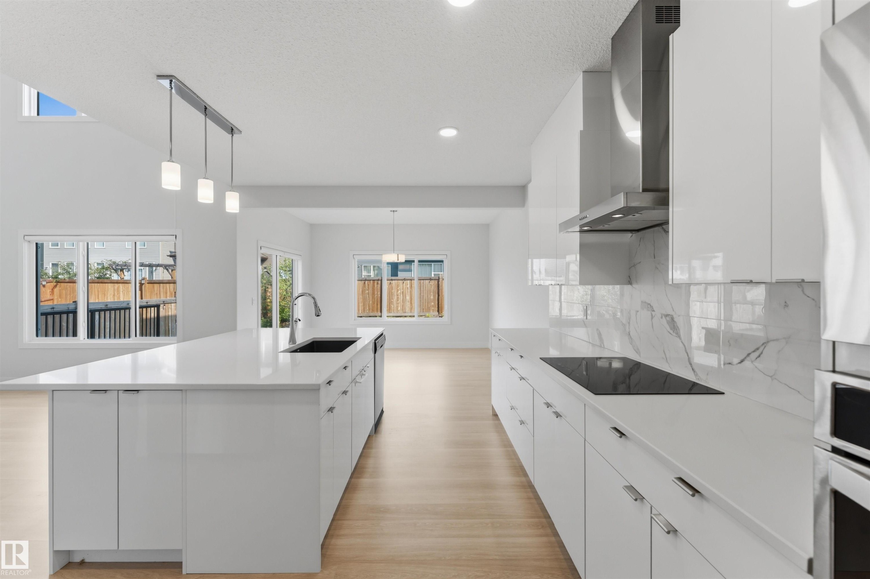 15632 16 Avenue Sw, Edmonton, AB - Indoor Photo Showing Kitchen With Upgraded Kitchen