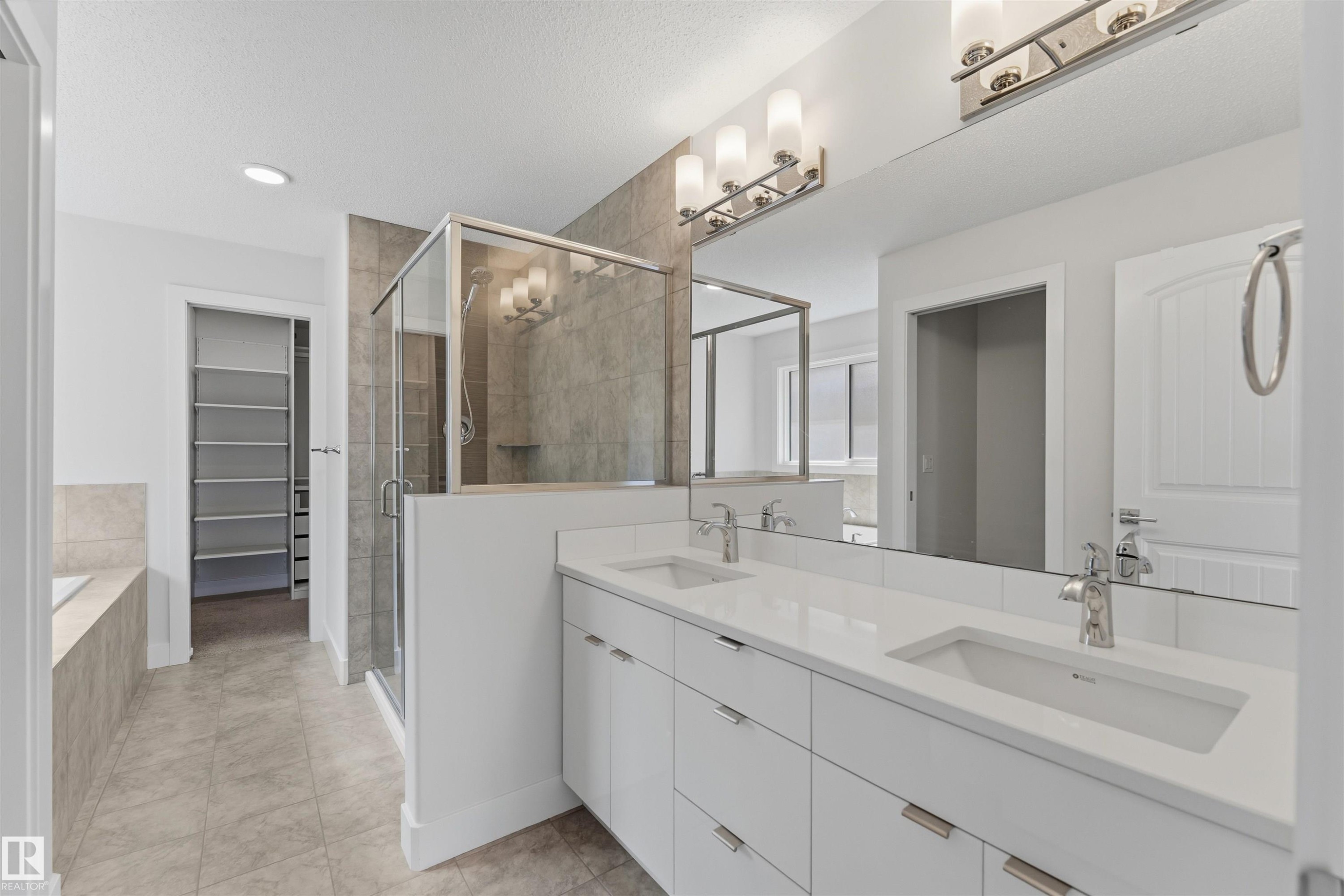 15632 16 Avenue Sw, Edmonton, AB - Indoor Photo Showing Bathroom