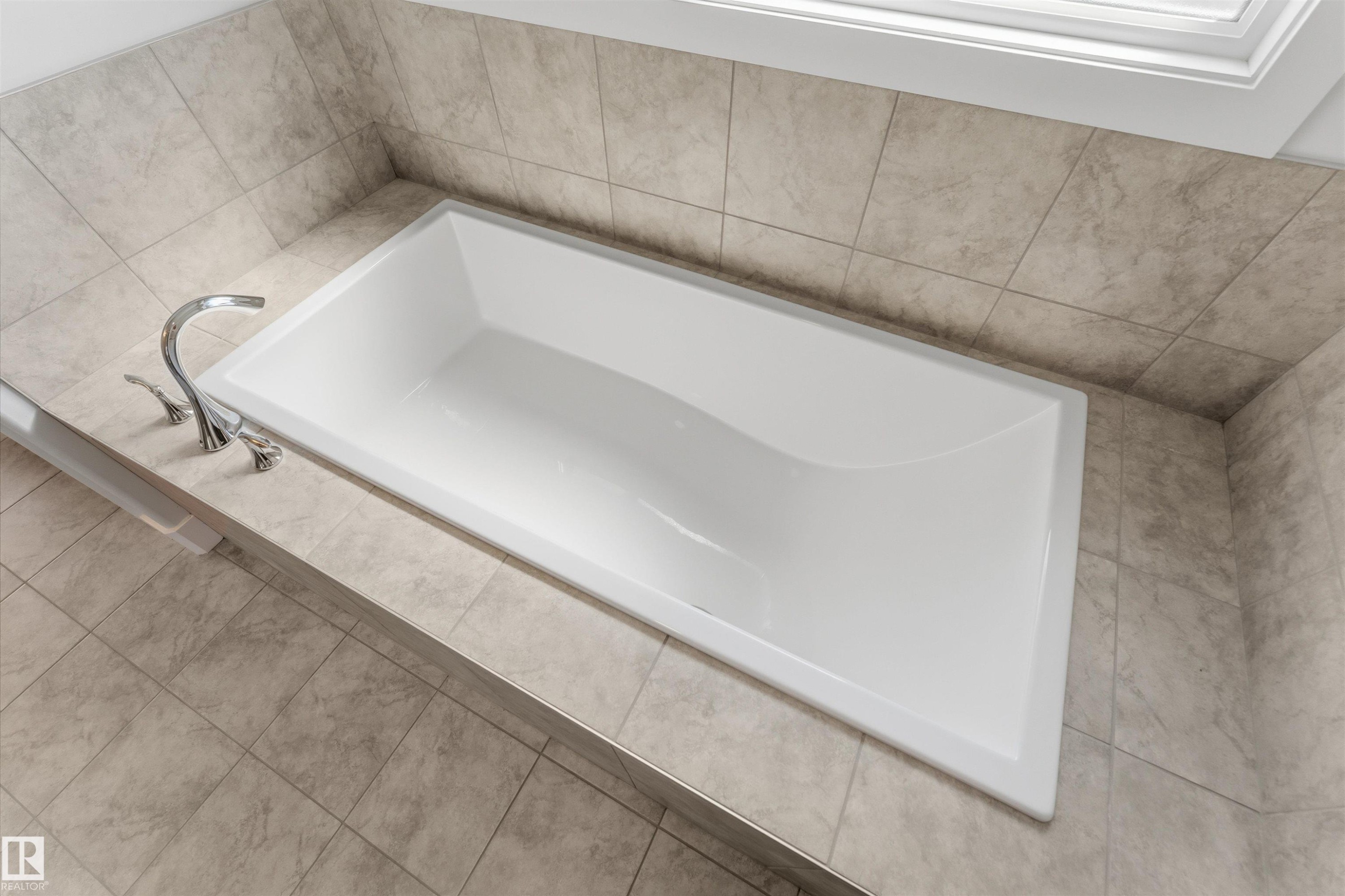 15632 16 Avenue Sw, Edmonton, AB - Indoor Photo Showing Bathroom