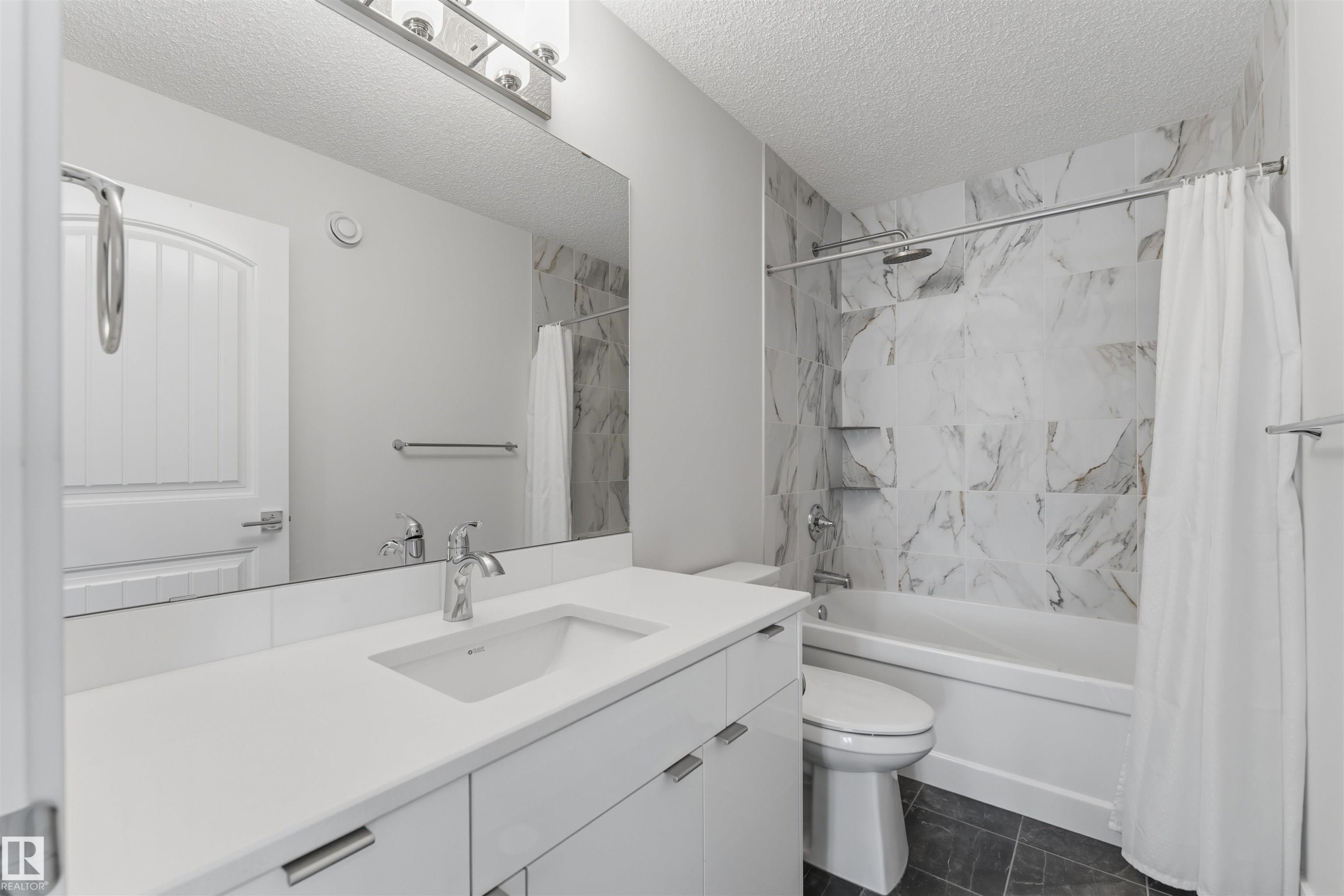 15632 16 Avenue Sw, Edmonton, AB - Indoor Photo Showing Bathroom