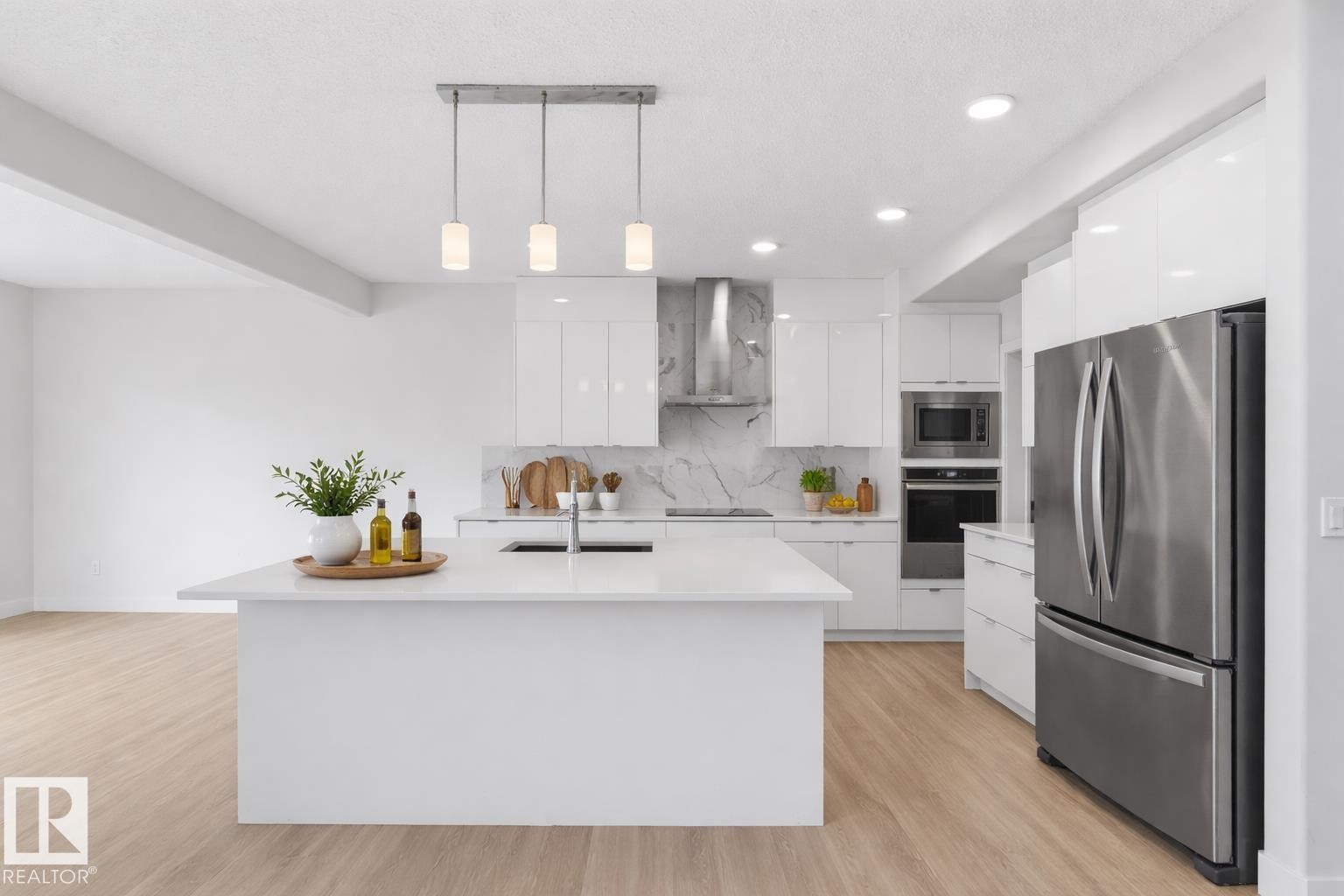 15632 16 Avenue Sw, Edmonton, AB - Indoor Photo Showing Kitchen With Stainless Steel Kitchen With Upgraded Kitchen