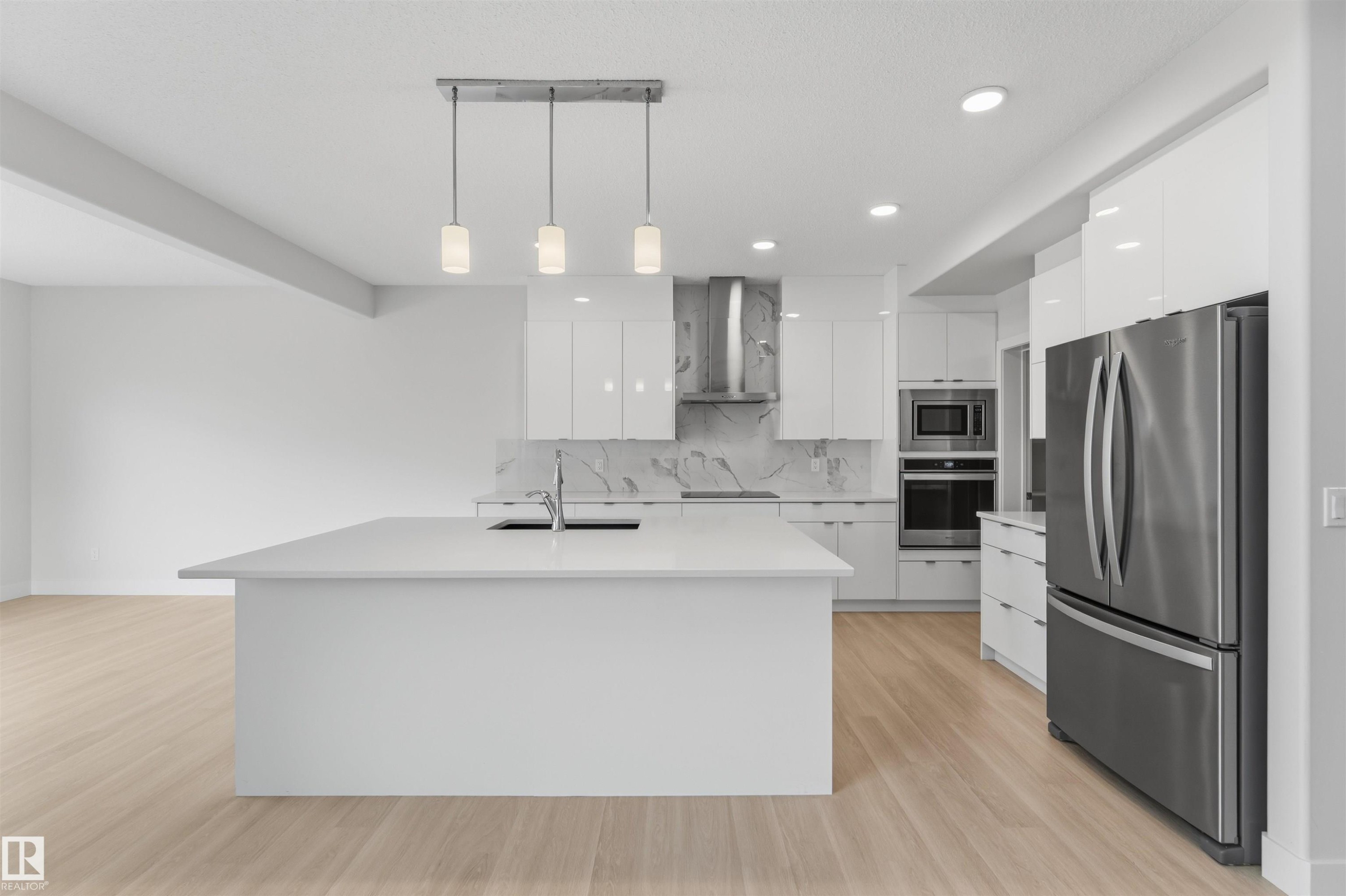 15632 16 Avenue Sw, Edmonton, AB - Indoor Photo Showing Kitchen With Stainless Steel Kitchen With Upgraded Kitchen