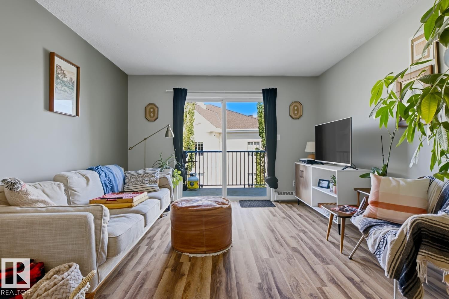 #428 2520 50 St Nw, Edmonton, AB - Indoor Photo Showing Living Room