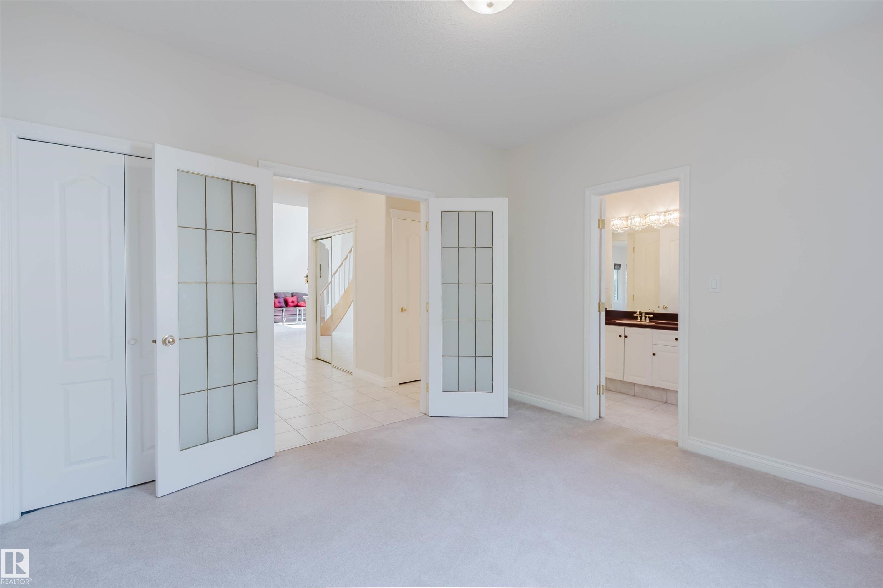 Light-toned carpeting pairs with a neutral wall palette - 928 Heacock Road Nw, Edmonton, AB - Indoor Photo Showing Other Room