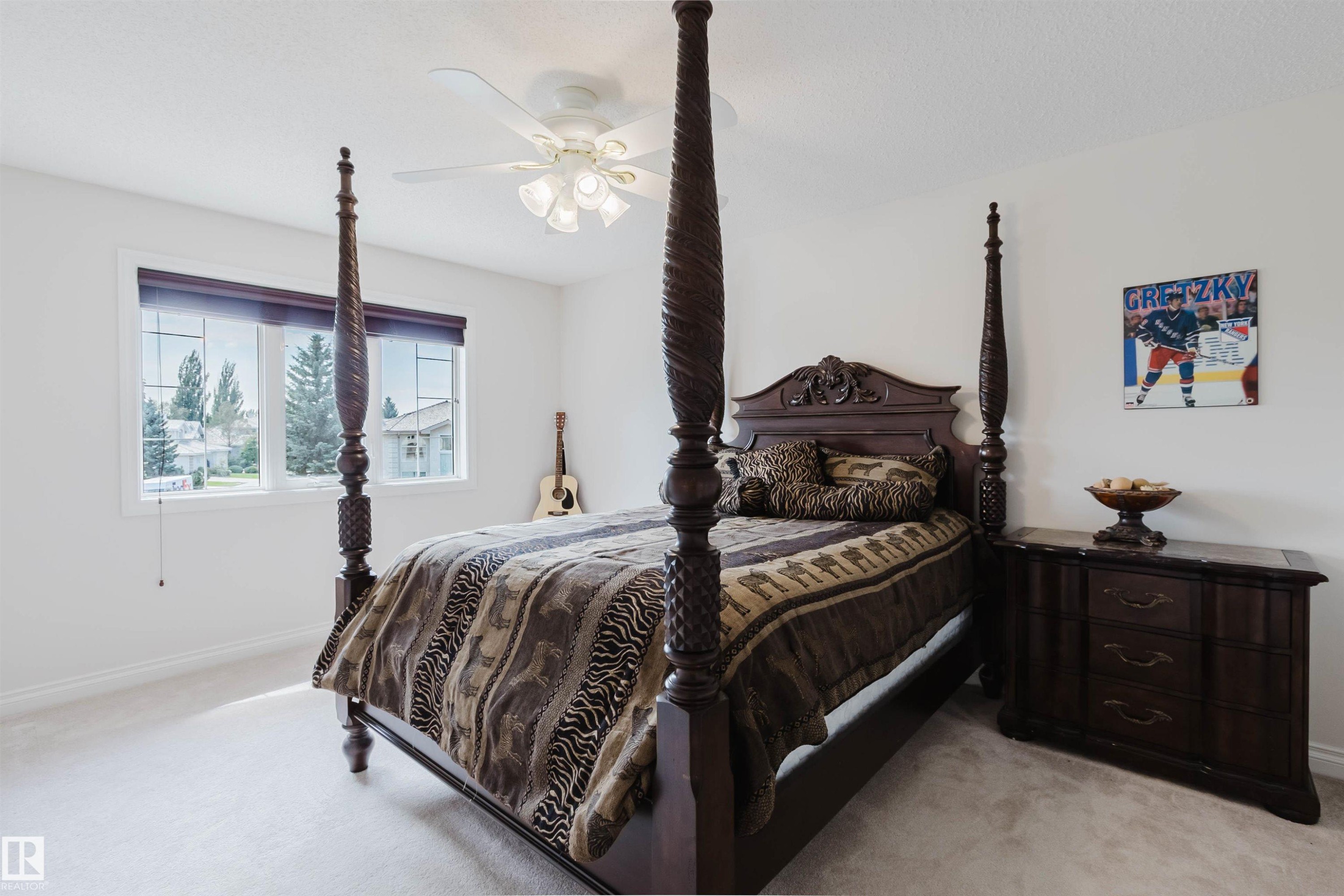 Bedroom featuring soft carpet flooring and white painted walls - 928 Heacock Road Nw, Edmonton, AB - Indoor Photo Showing Bedroom