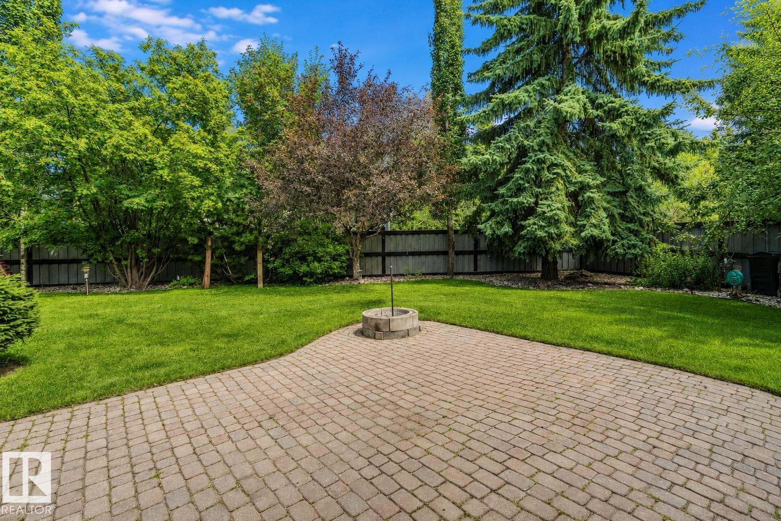 Spacious outdoor patio area featuring a paver stone surface - 928 Heacock Road Nw, Edmonton, AB - Outdoor With Backyard