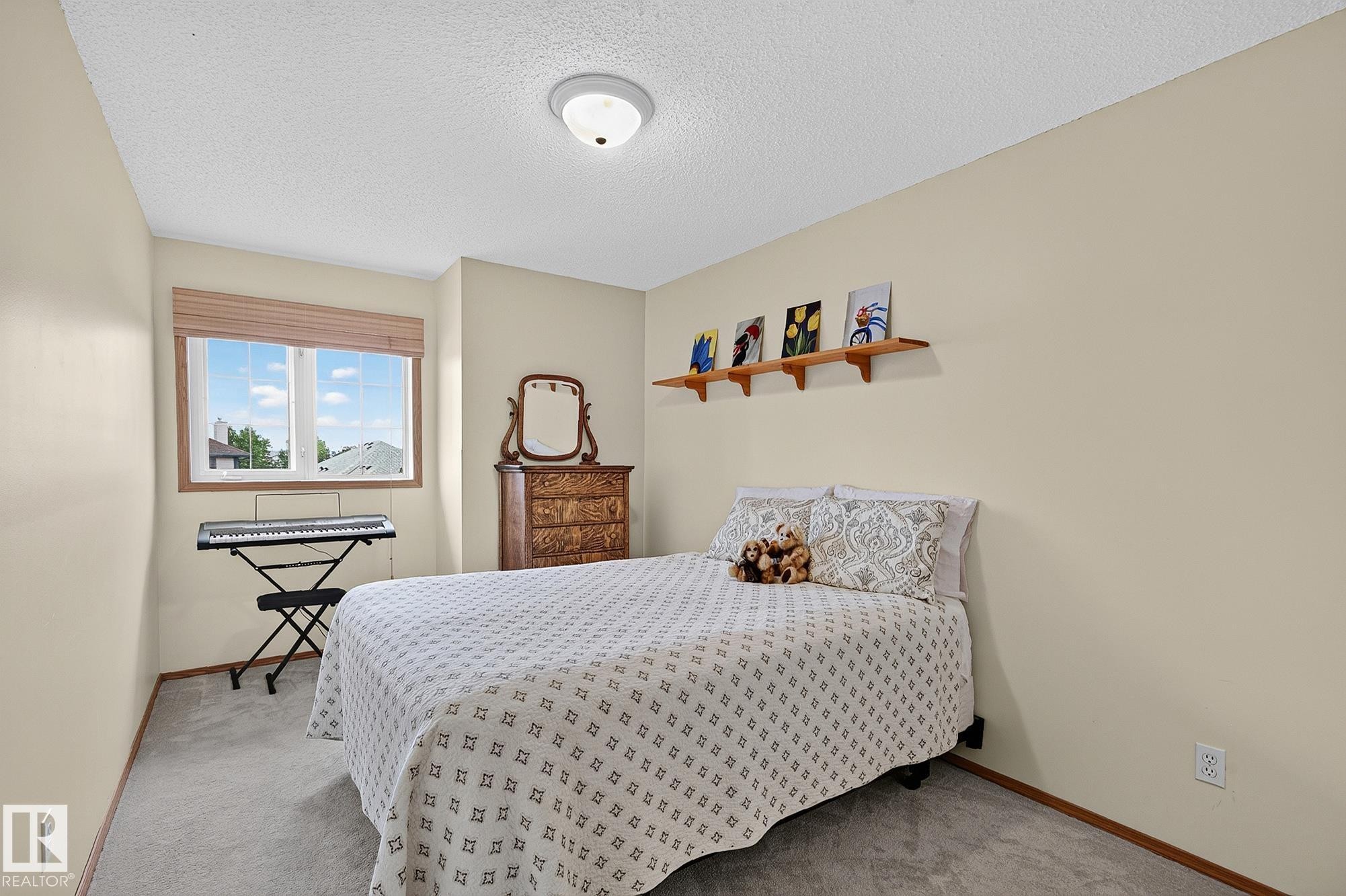 Bedroom 2, with window, blinds, light-colored walls, and a ceiling-mounted light fixture - 385 Meadowview Terrace, Sherwood Park, AB - Indoor Photo Showing Bedroom