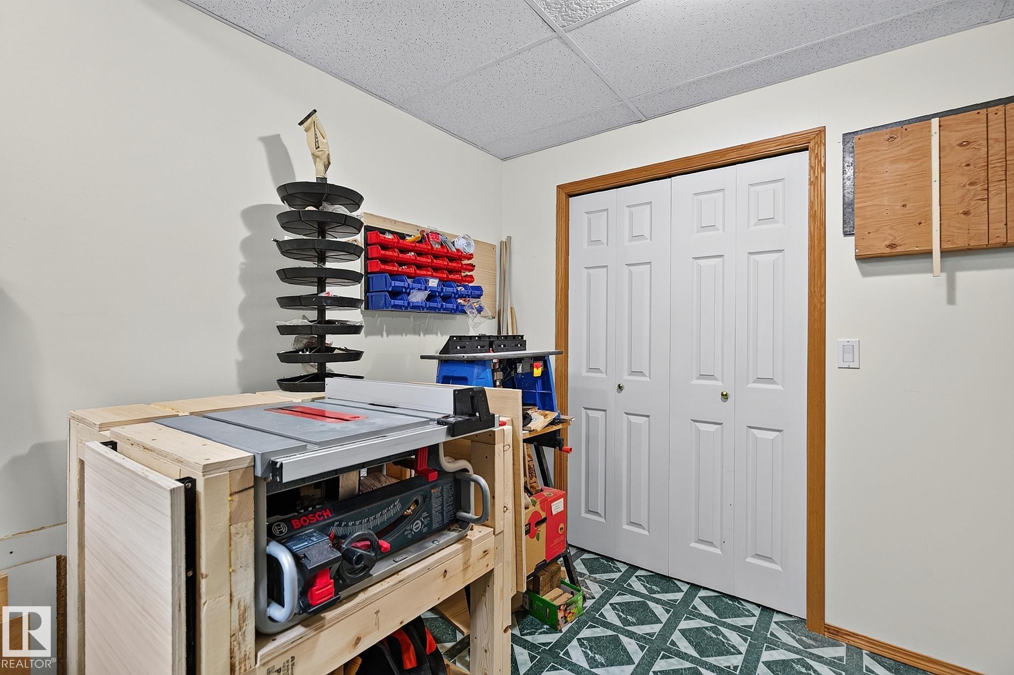 White bi-fold closet doors in bedroom #5, currently used as a workshop - 385 Meadowview Terrace, Sherwood Park, AB - Indoor