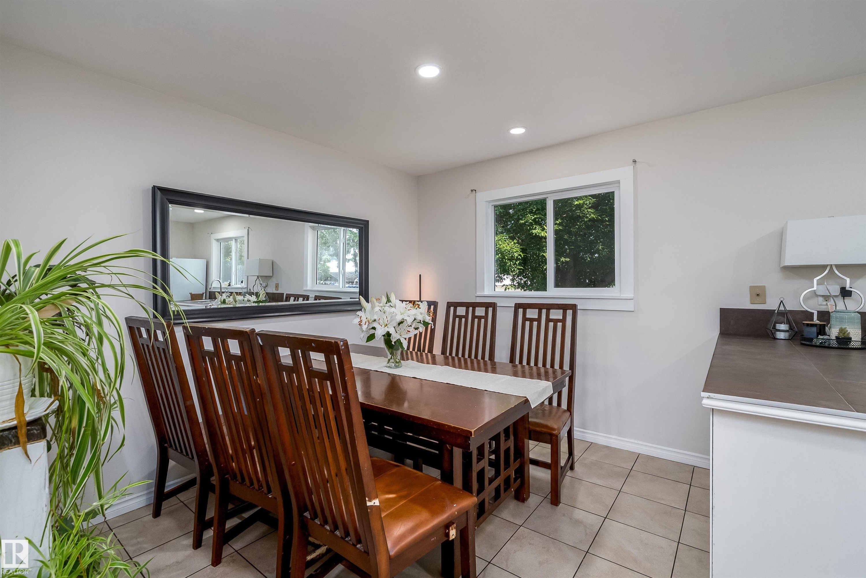 11236 40 Avenue Nw, Edmonton, AB - Indoor Photo Showing Dining Room
