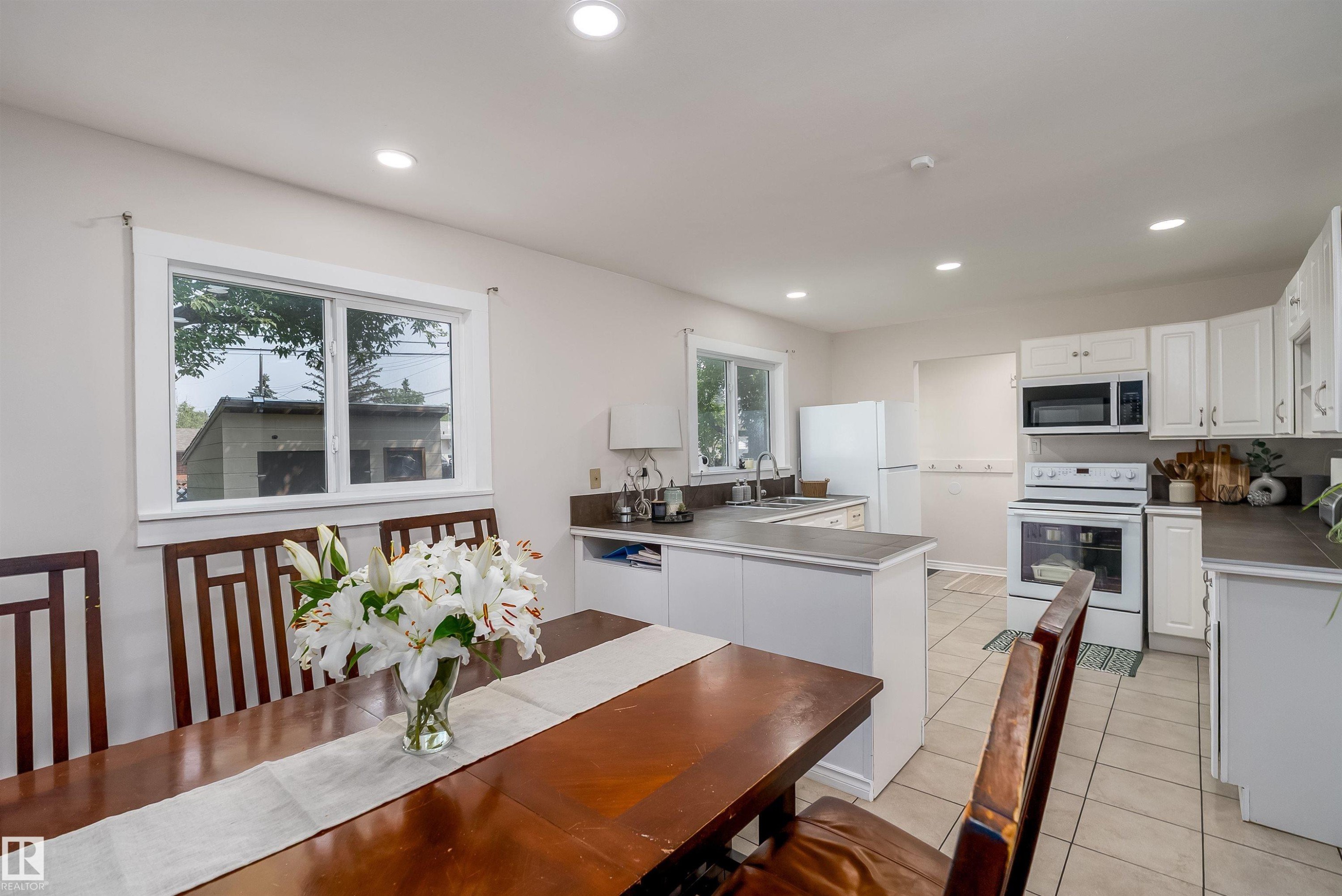 11236 40 Avenue Nw, Edmonton, AB - Indoor
