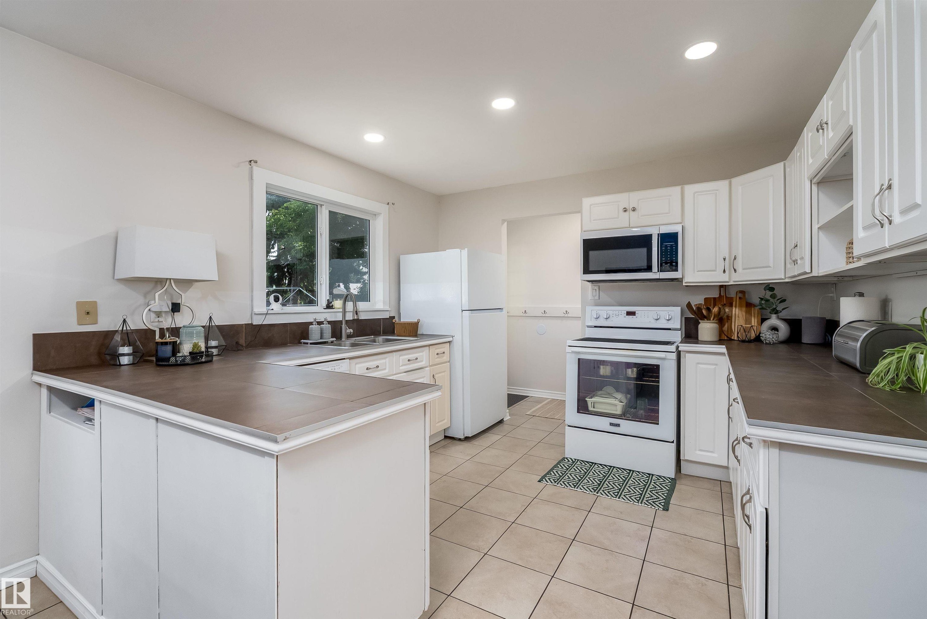 11236 40 Avenue Nw, Edmonton, AB - Indoor Photo Showing Kitchen