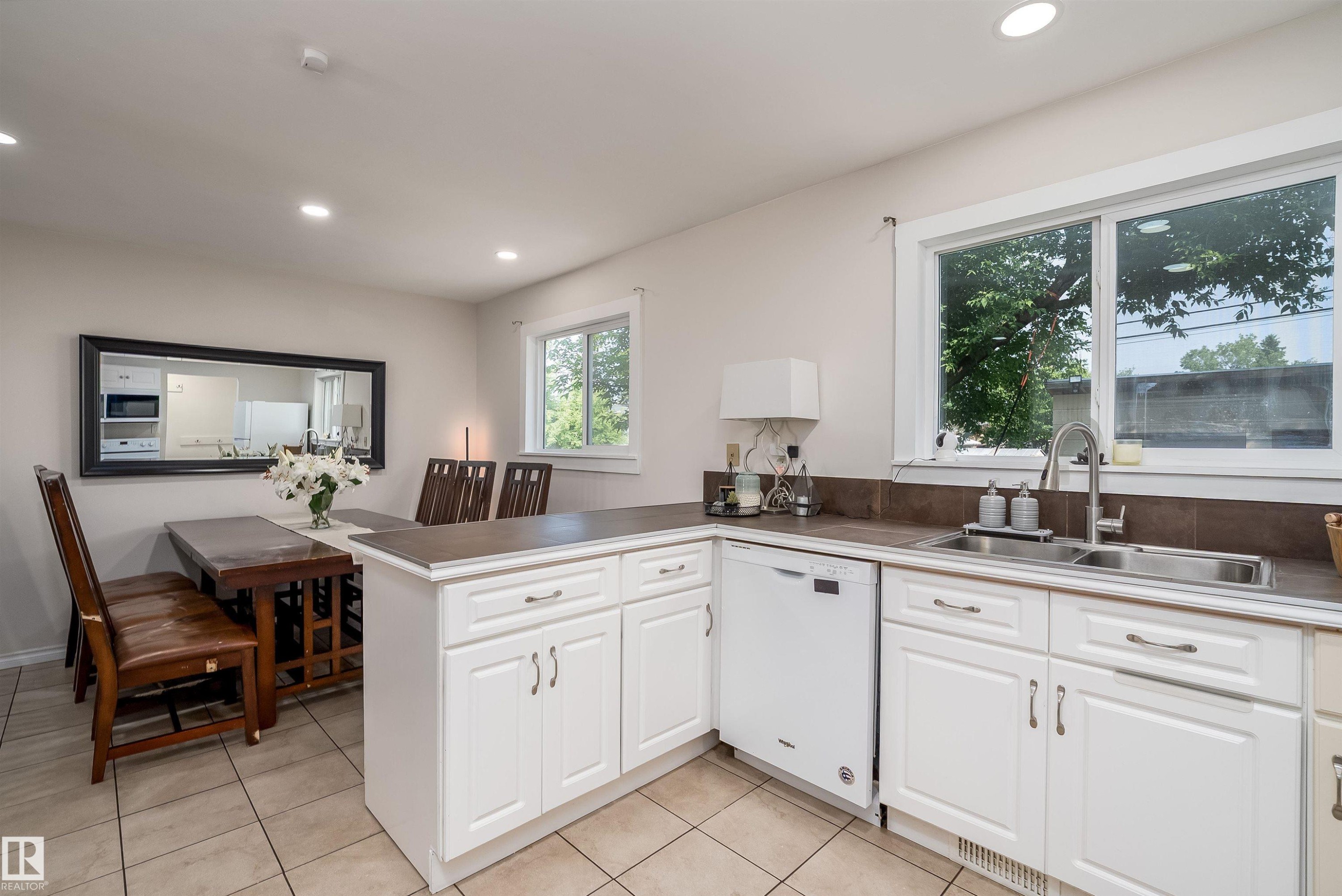 11236 40 Avenue Nw, Edmonton, AB - Indoor