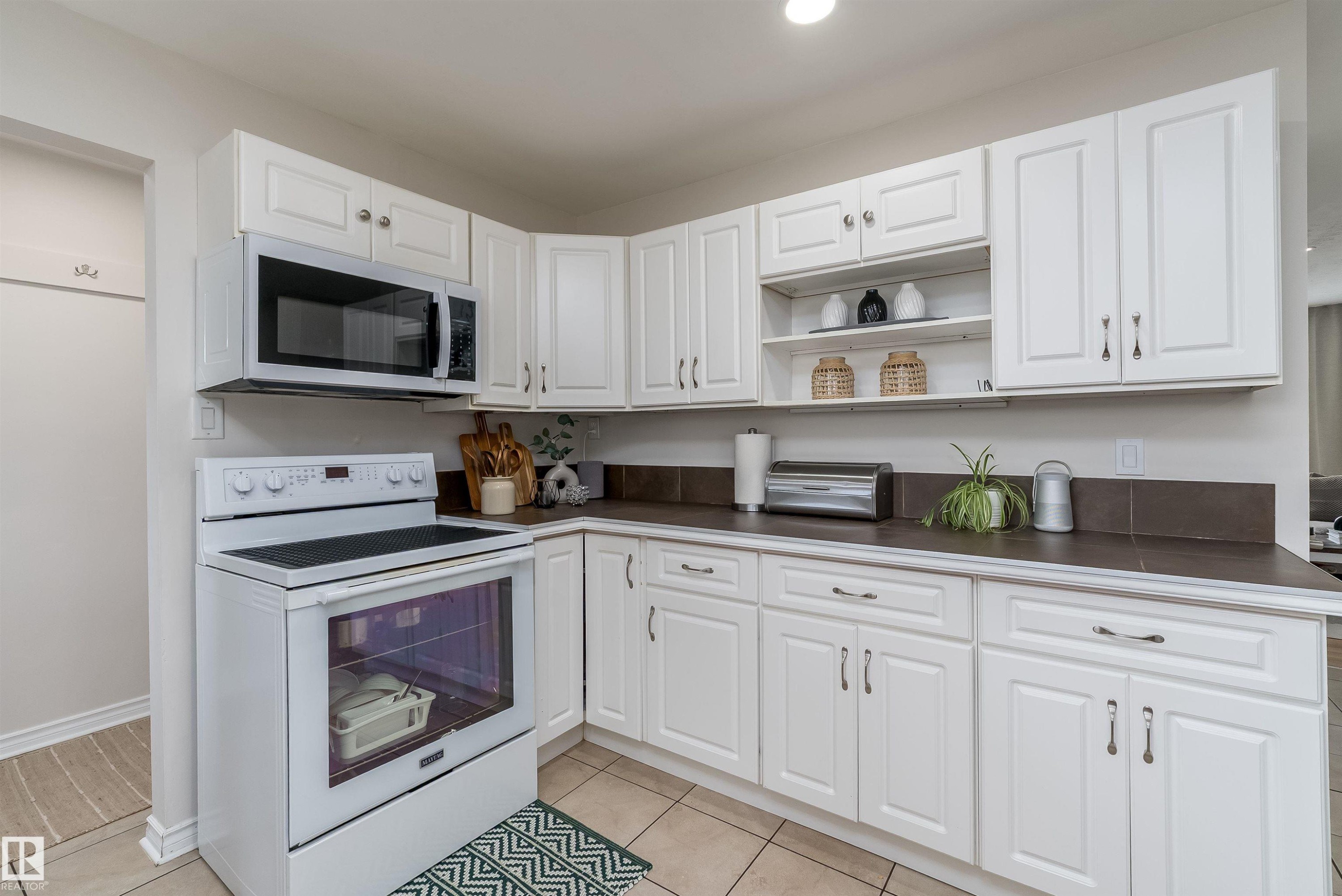 11236 40 Avenue Nw, Edmonton, AB - Indoor Photo Showing Kitchen