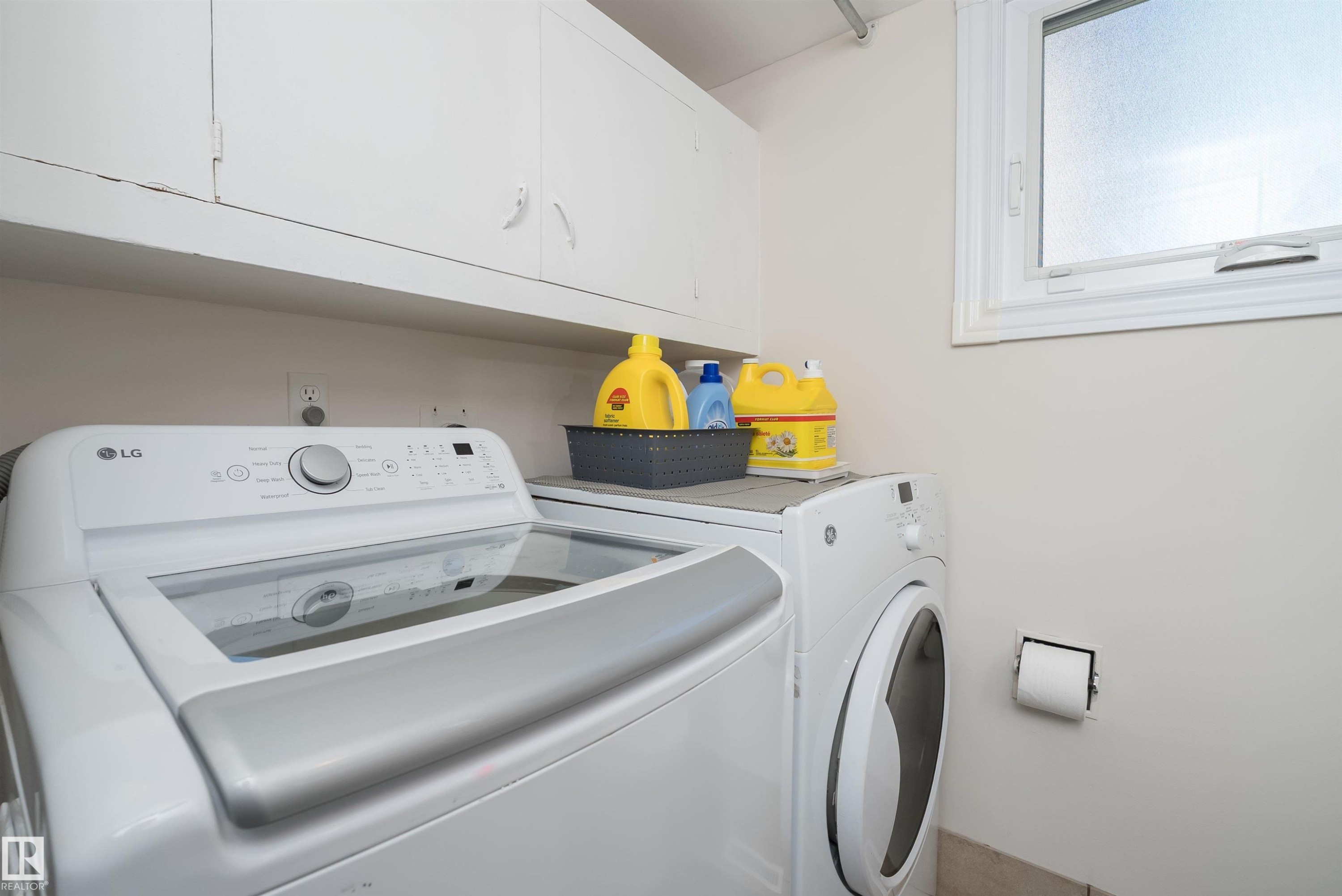 11236 40 Avenue Nw, Edmonton, AB - Indoor Photo Showing Laundry Room