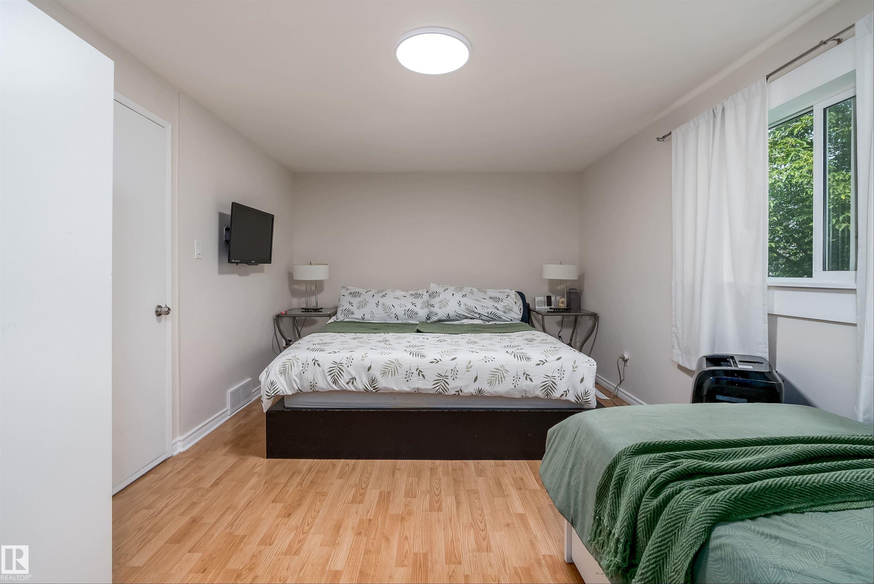11236 40 Avenue Nw, Edmonton, AB - Indoor Photo Showing Bedroom