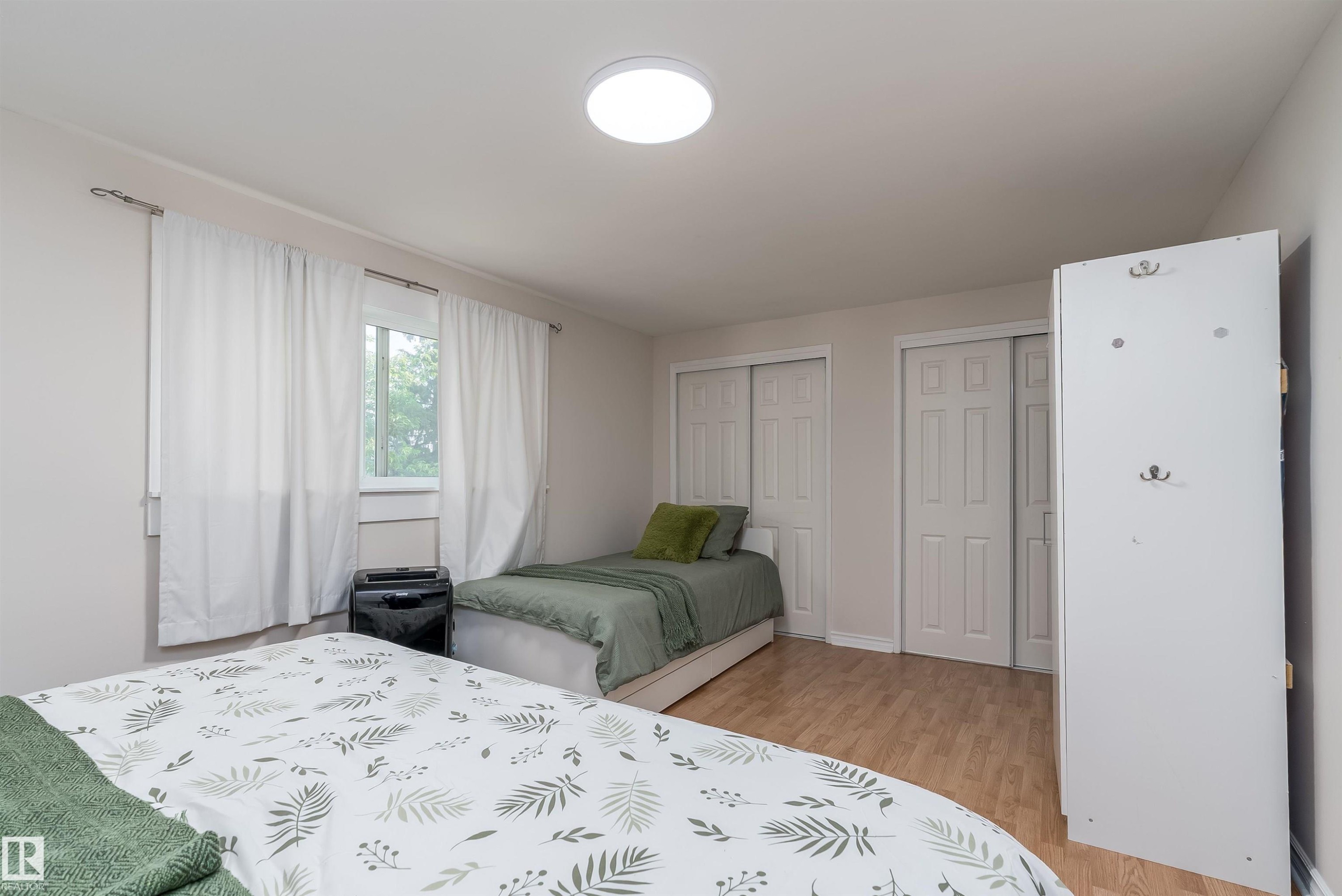 11236 40 Avenue Nw, Edmonton, AB - Indoor Photo Showing Bedroom