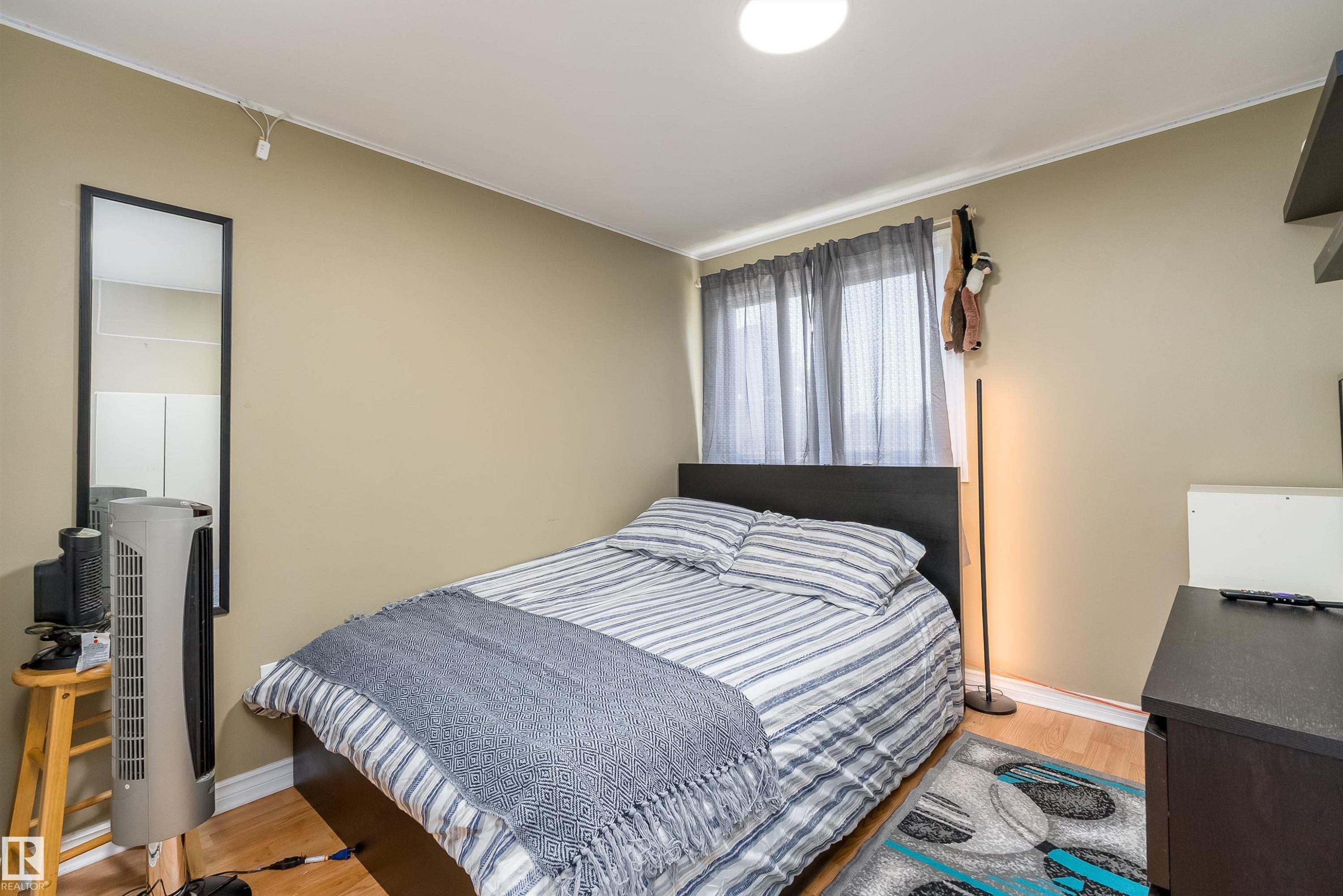 11236 40 Avenue Nw, Edmonton, AB - Indoor Photo Showing Bedroom