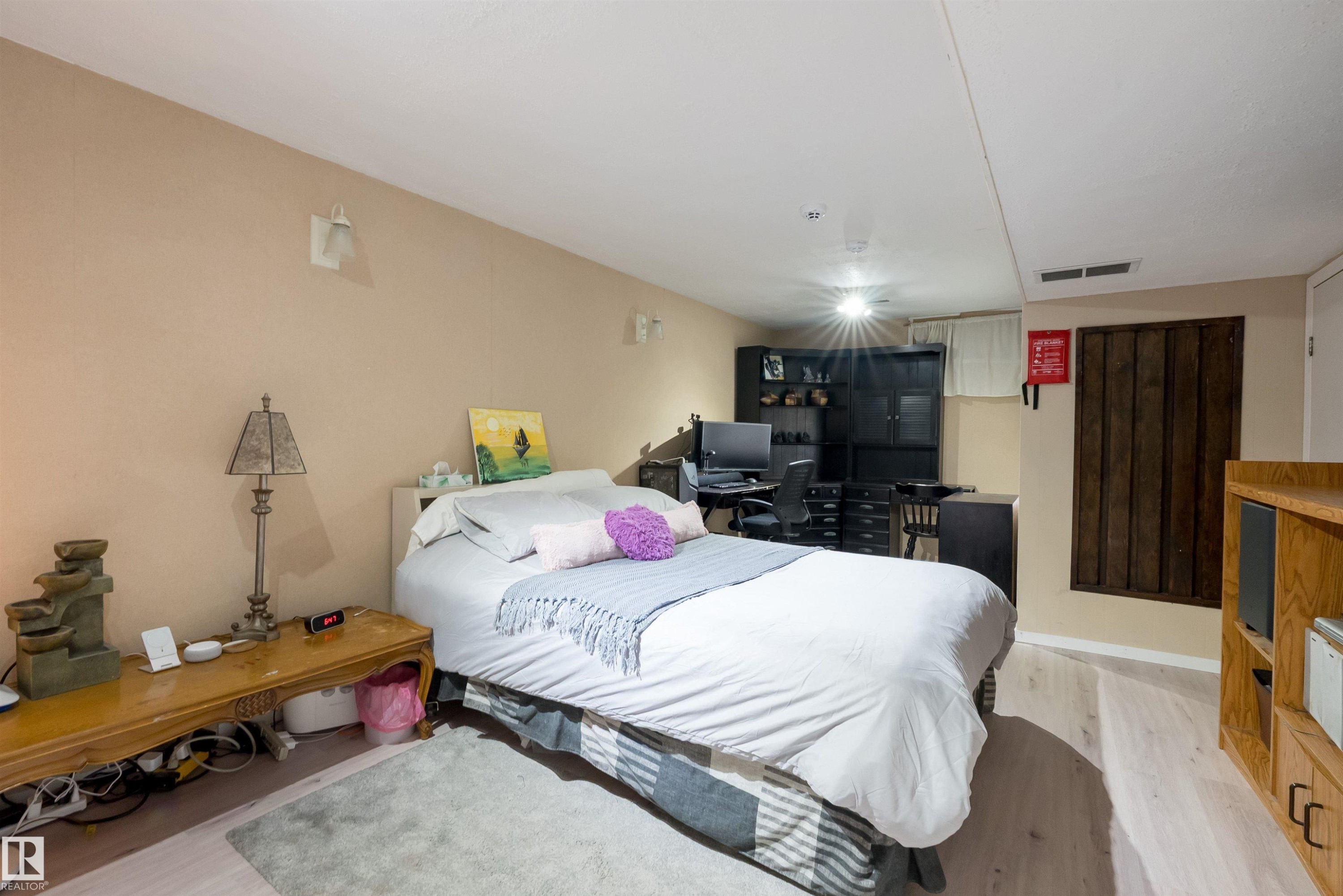 11236 40 Avenue Nw, Edmonton, AB - Indoor Photo Showing Bedroom
