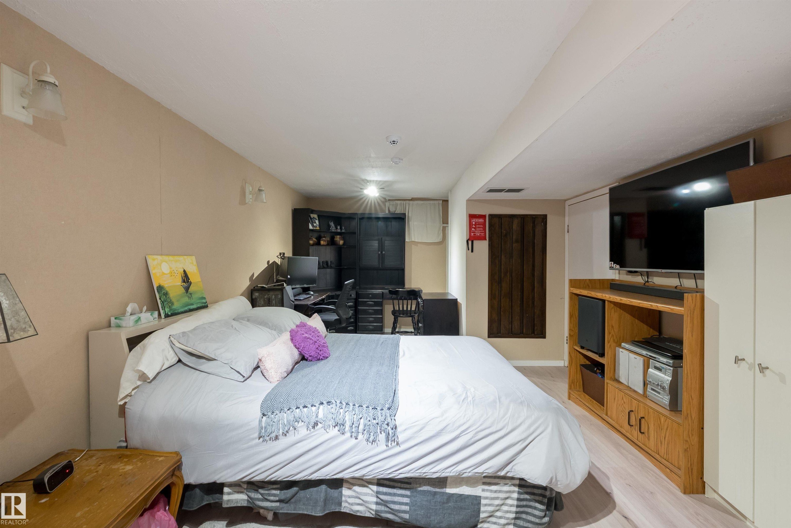 11236 40 Avenue Nw, Edmonton, AB - Indoor Photo Showing Bedroom