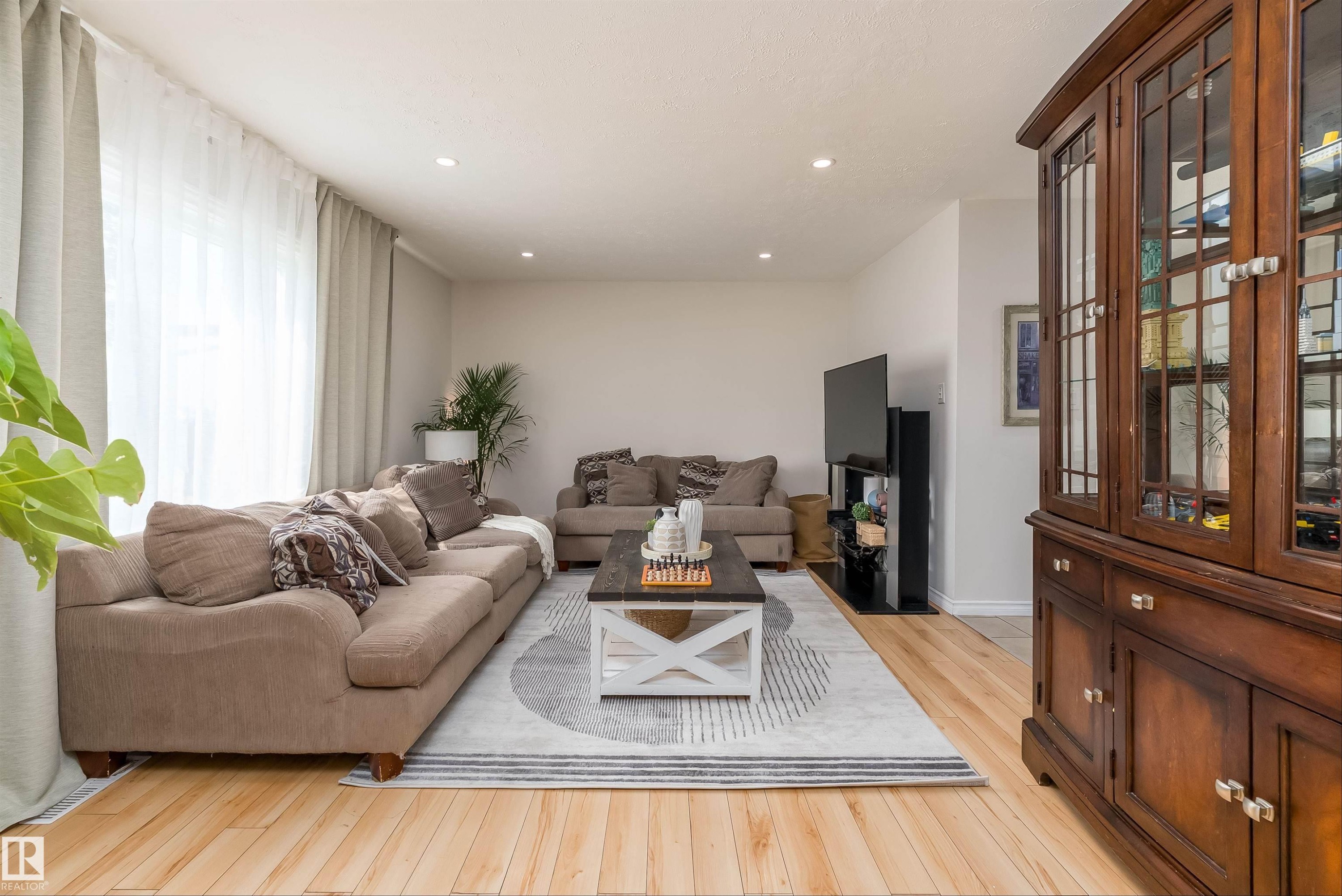 11236 40 Avenue Nw, Edmonton, AB - Indoor Photo Showing Living Room