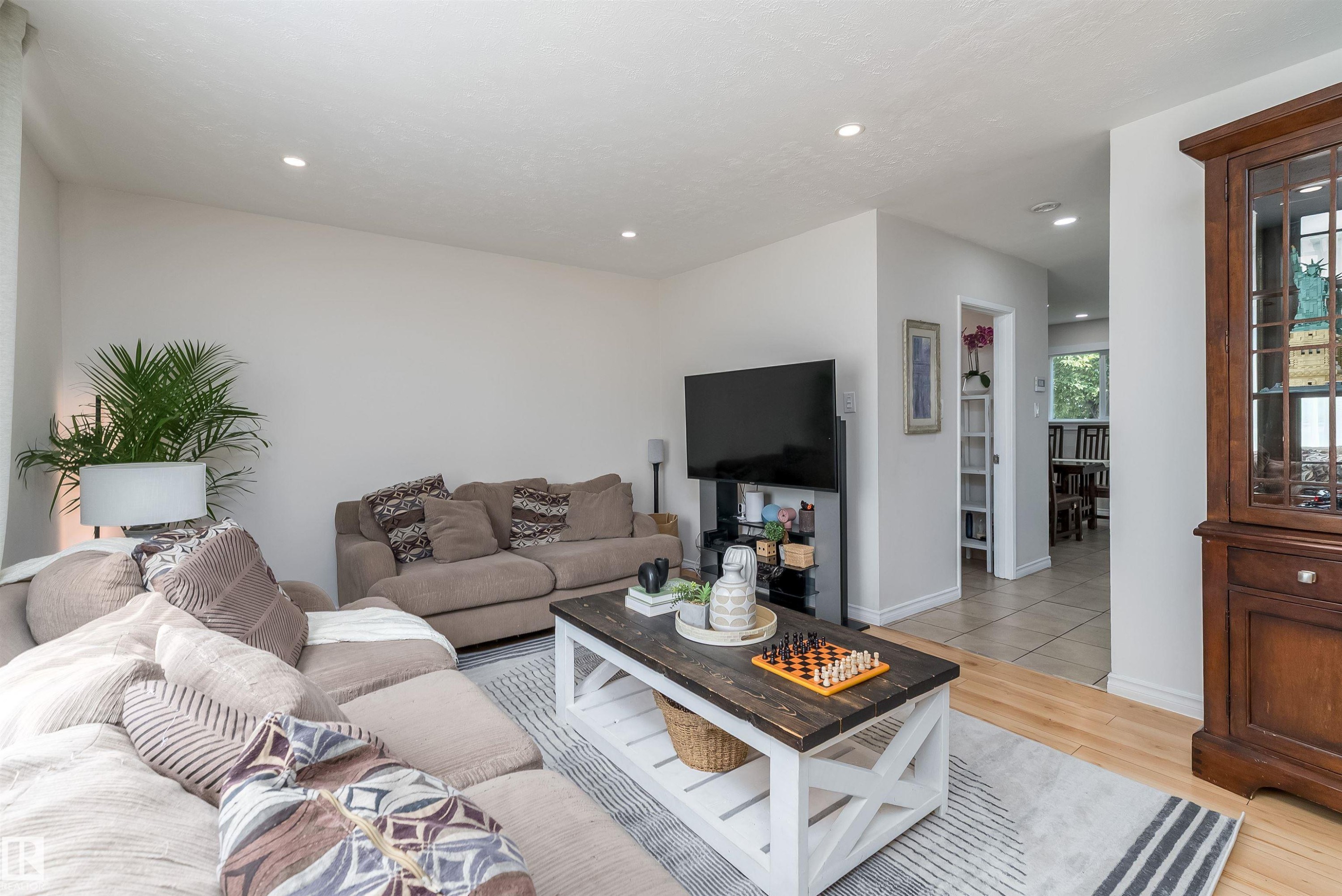 11236 40 Avenue Nw, Edmonton, AB - Indoor Photo Showing Living Room