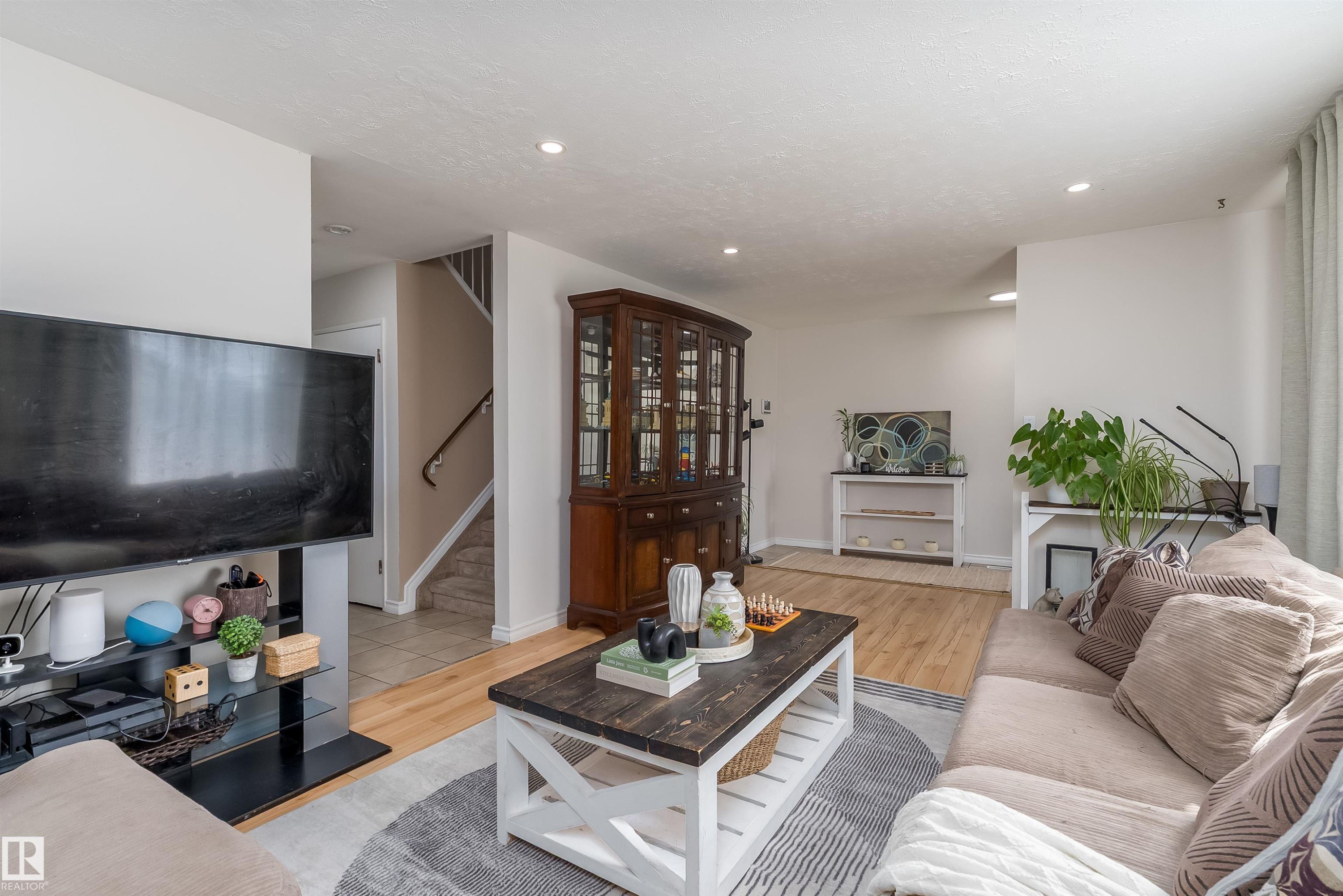 11236 40 Avenue Nw, Edmonton, AB - Indoor Photo Showing Living Room