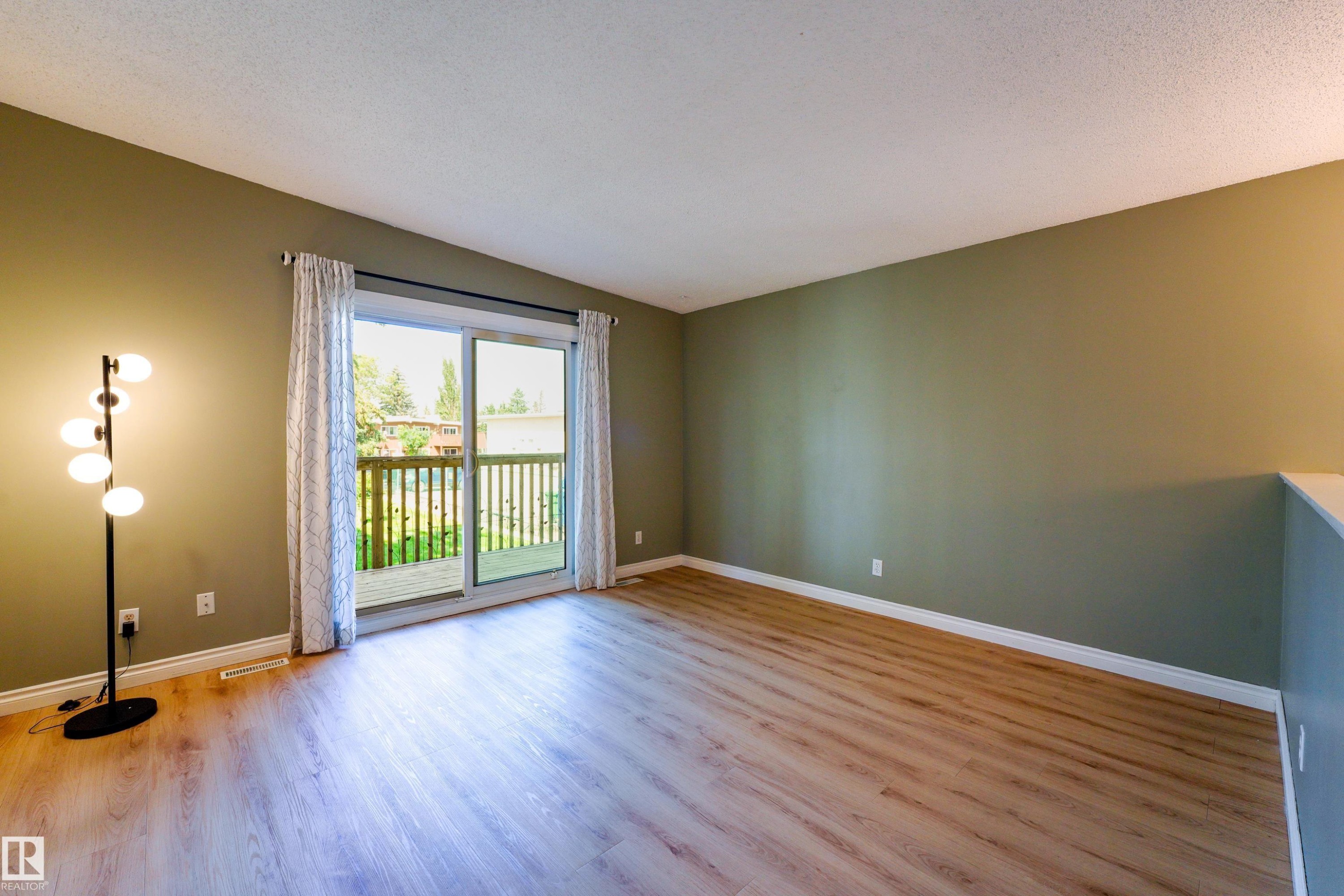 8920A 144 Avenue Nw, Edmonton, AB - Indoor Photo Showing Other Room