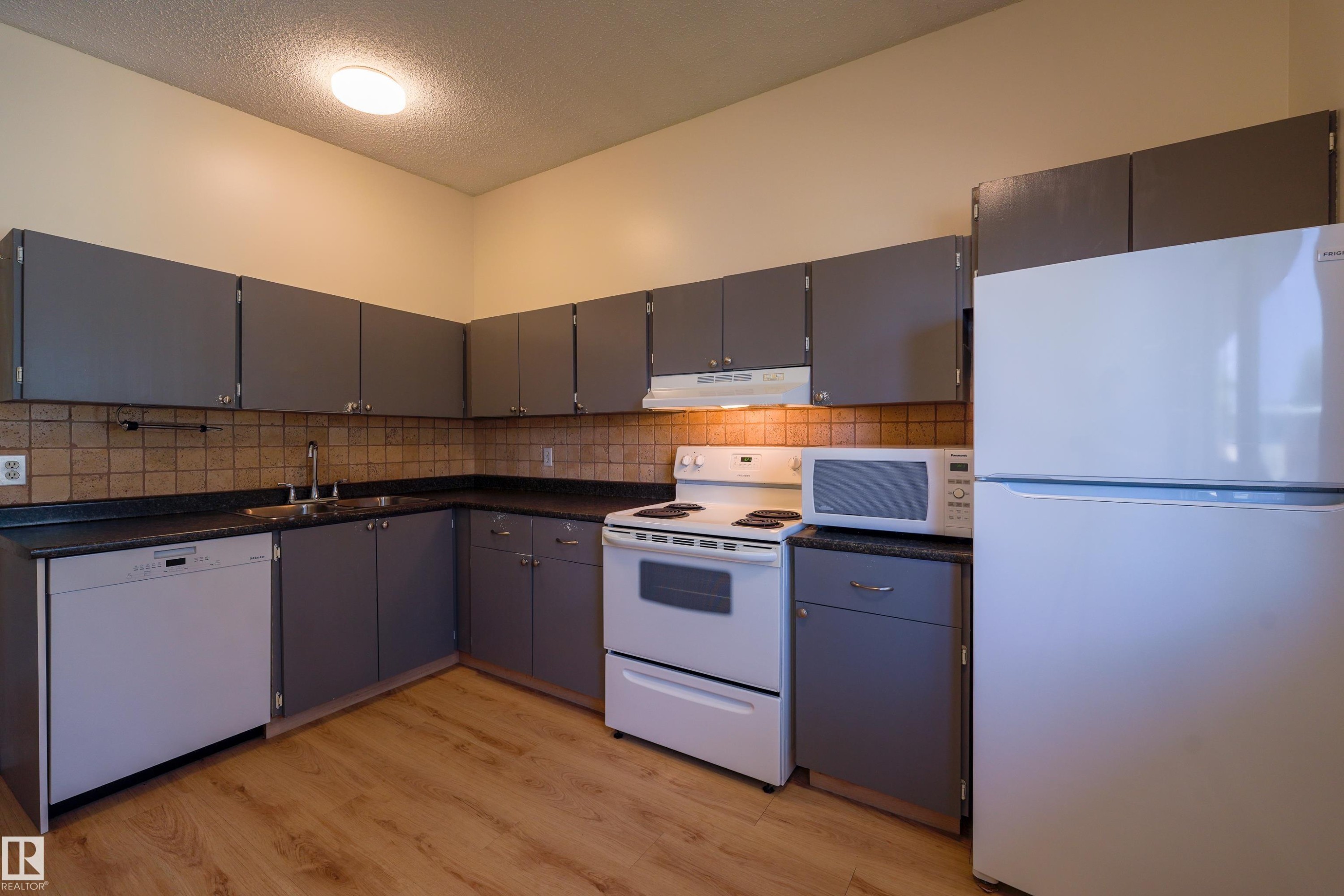 8920A 144 Avenue Nw, Edmonton, AB - Indoor Photo Showing Kitchen