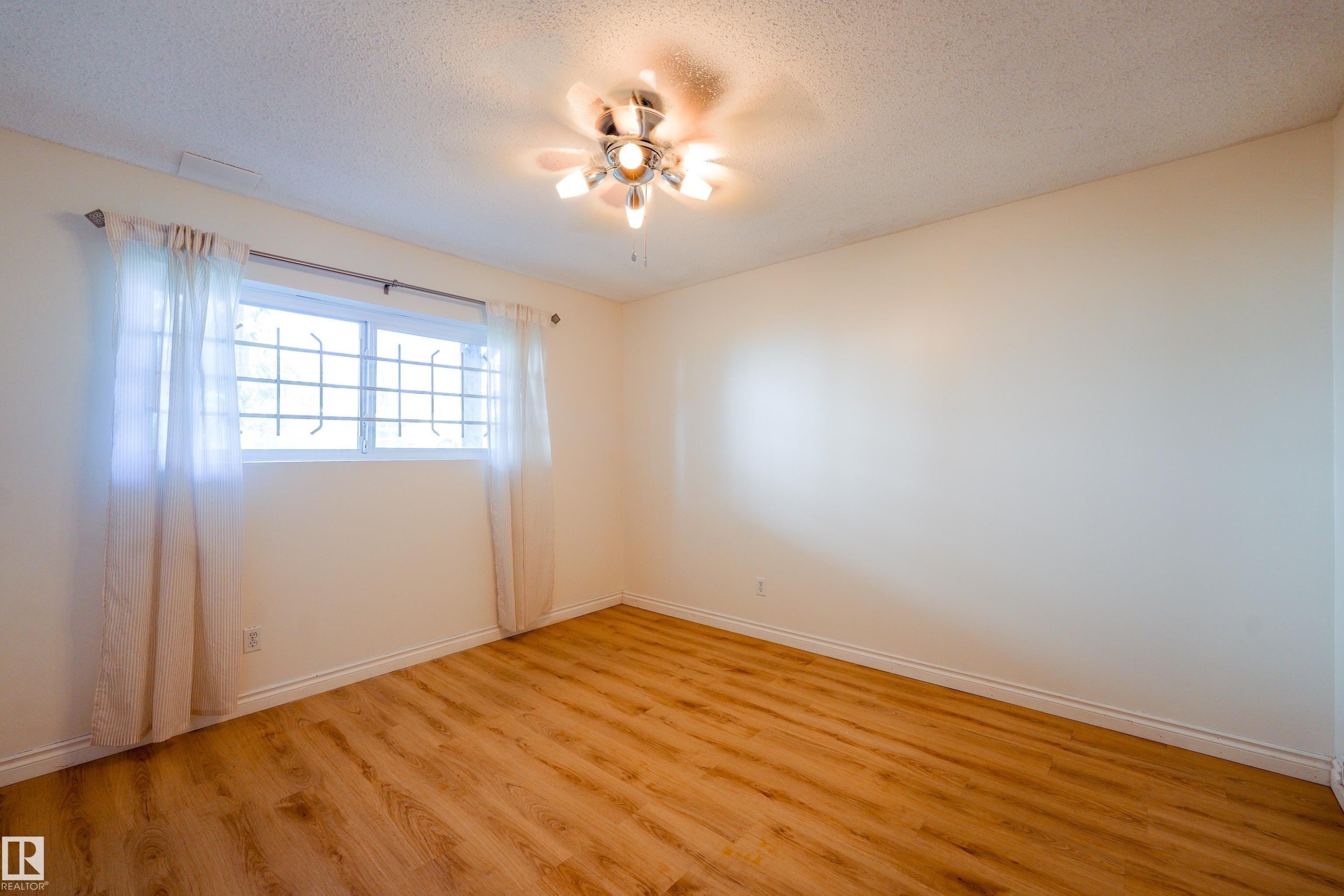 8920A 144 Avenue Nw, Edmonton, AB - Indoor Photo Showing Other Room