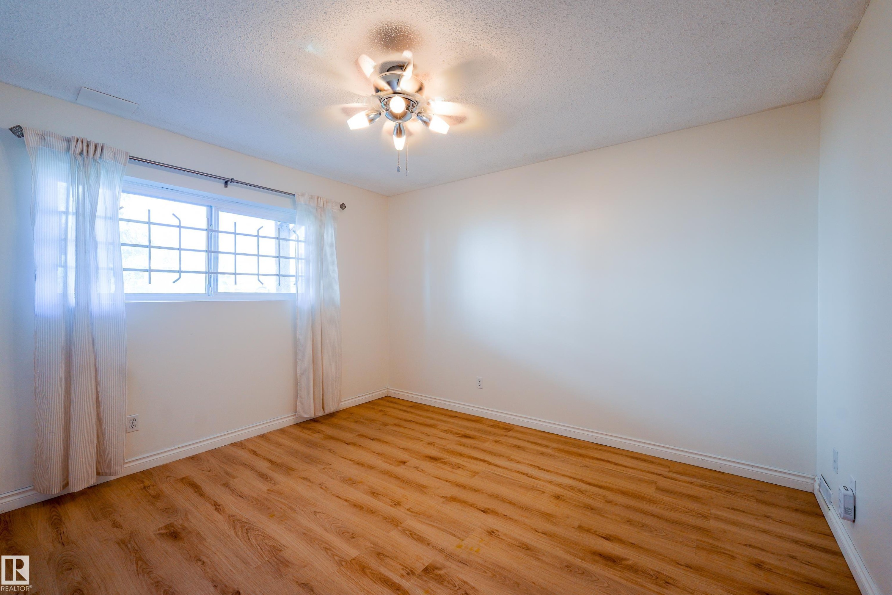 8920A 144 Avenue Nw, Edmonton, AB - Indoor Photo Showing Other Room
