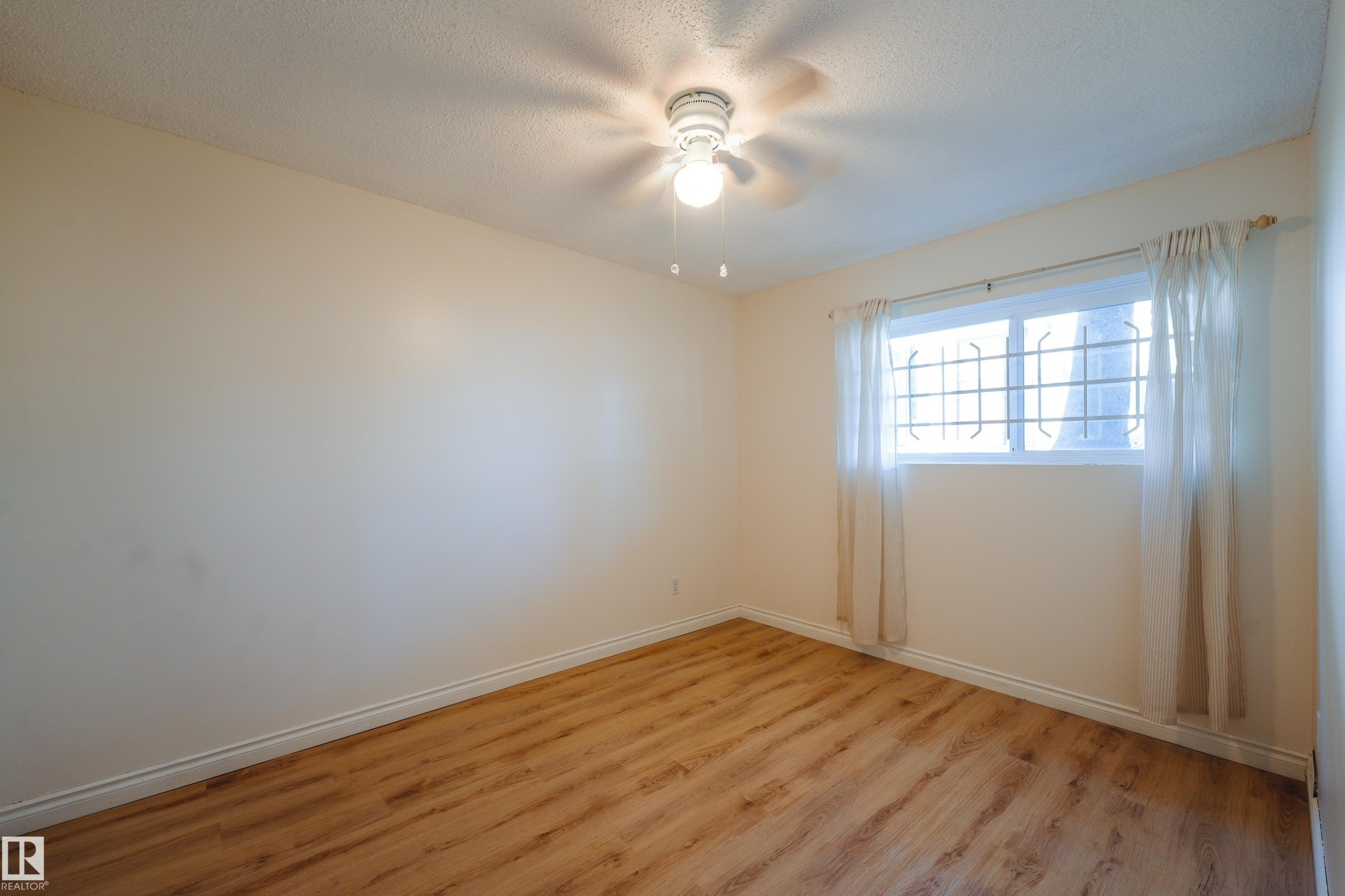 8920A 144 Avenue Nw, Edmonton, AB - Indoor Photo Showing Other Room